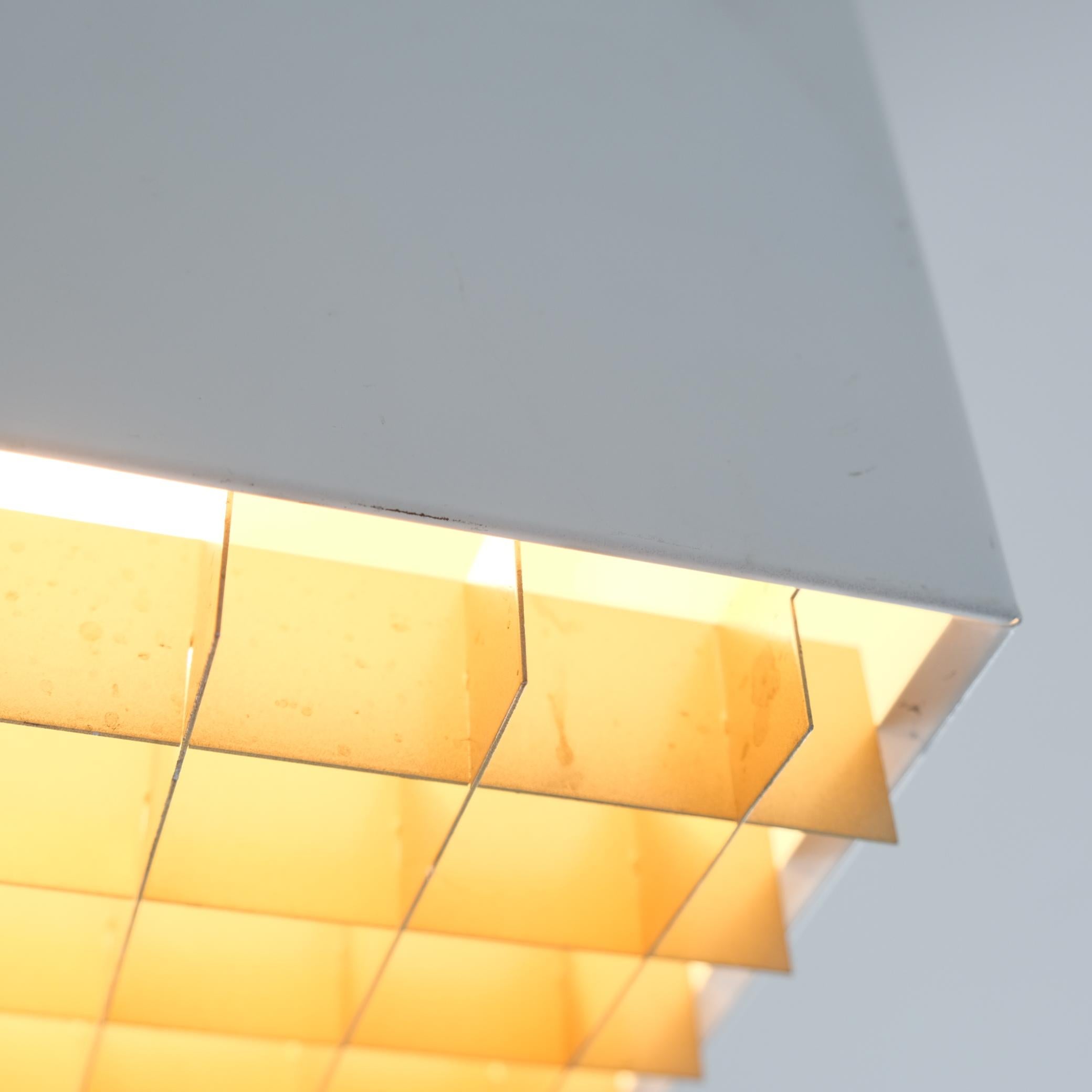 Fine XX secolo Montatura a incasso cubica minimalista, Paavo Tynell modello H2-57, bianco e oro, Idman anni '80 in vendita