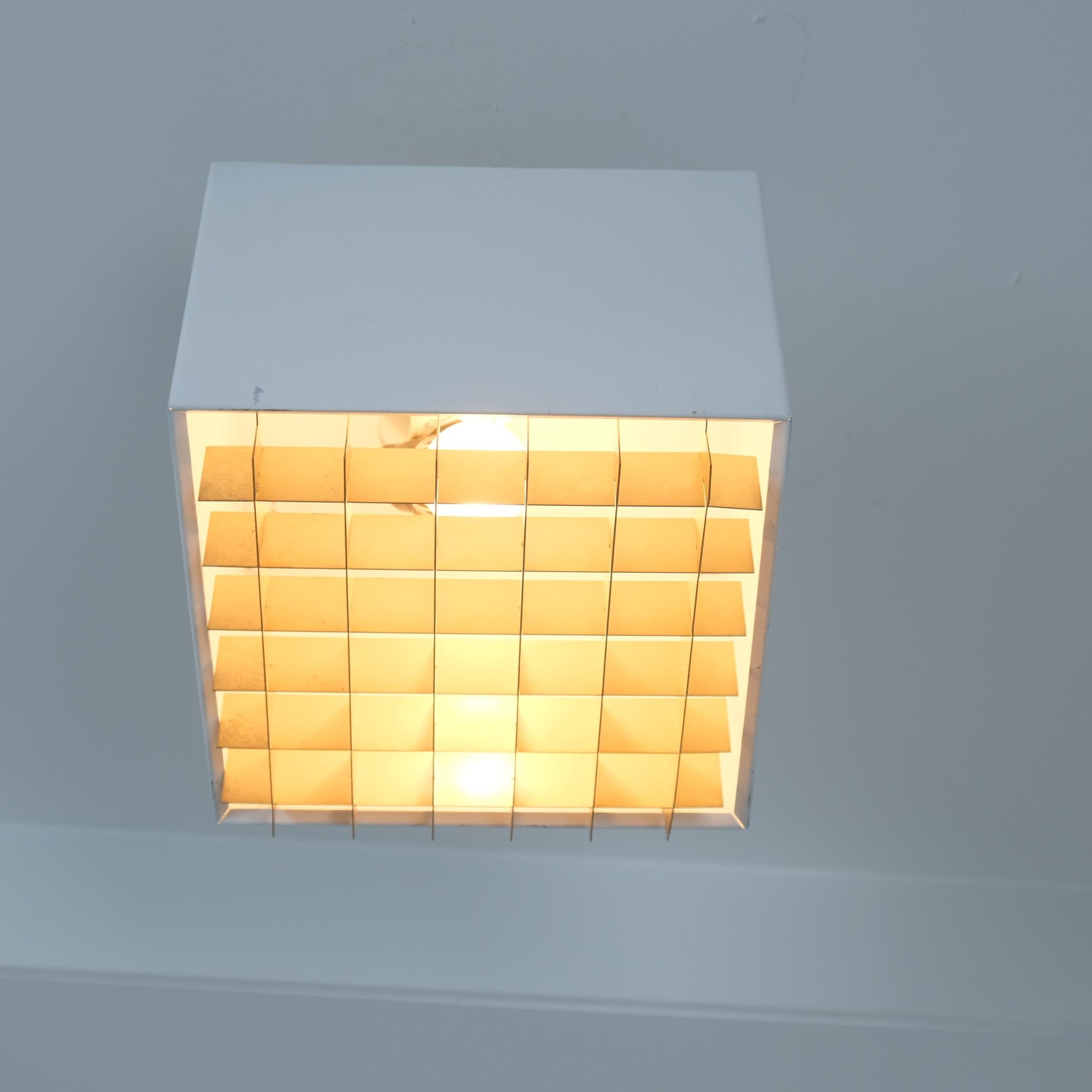 Metallo Montatura a incasso cubica minimalista, Paavo Tynell modello H2-57, bianco e oro, Idman anni '80 in vendita