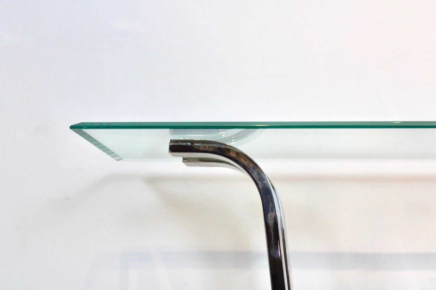 Minimalistischer Konsolentisch aus geschwungenem Edelstahl, Messing und Glas im Angebot 1