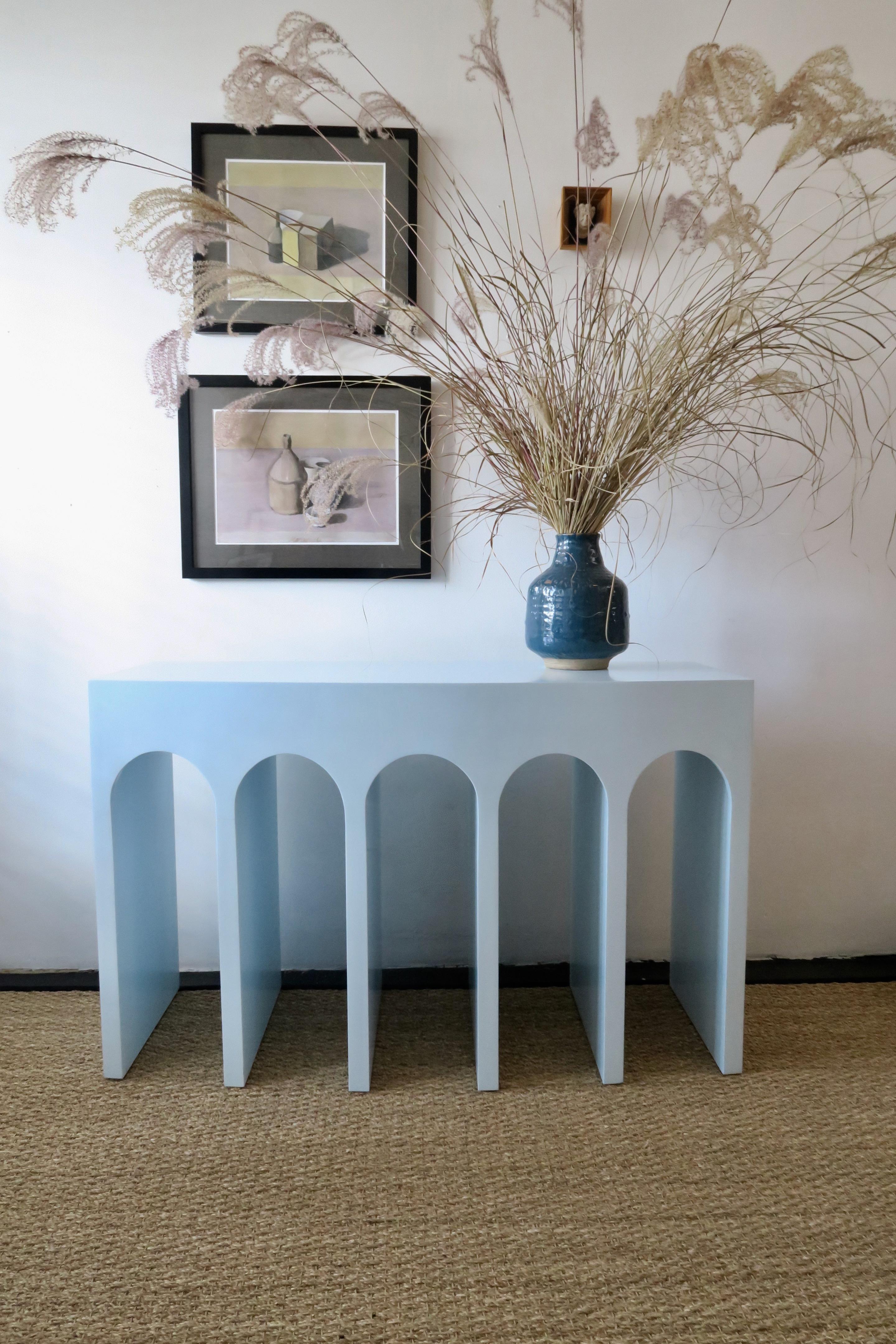 Moderno Console Arcade minimalista a fronte curva in Blue Fog su Oak di Martin and Brockett in vendita