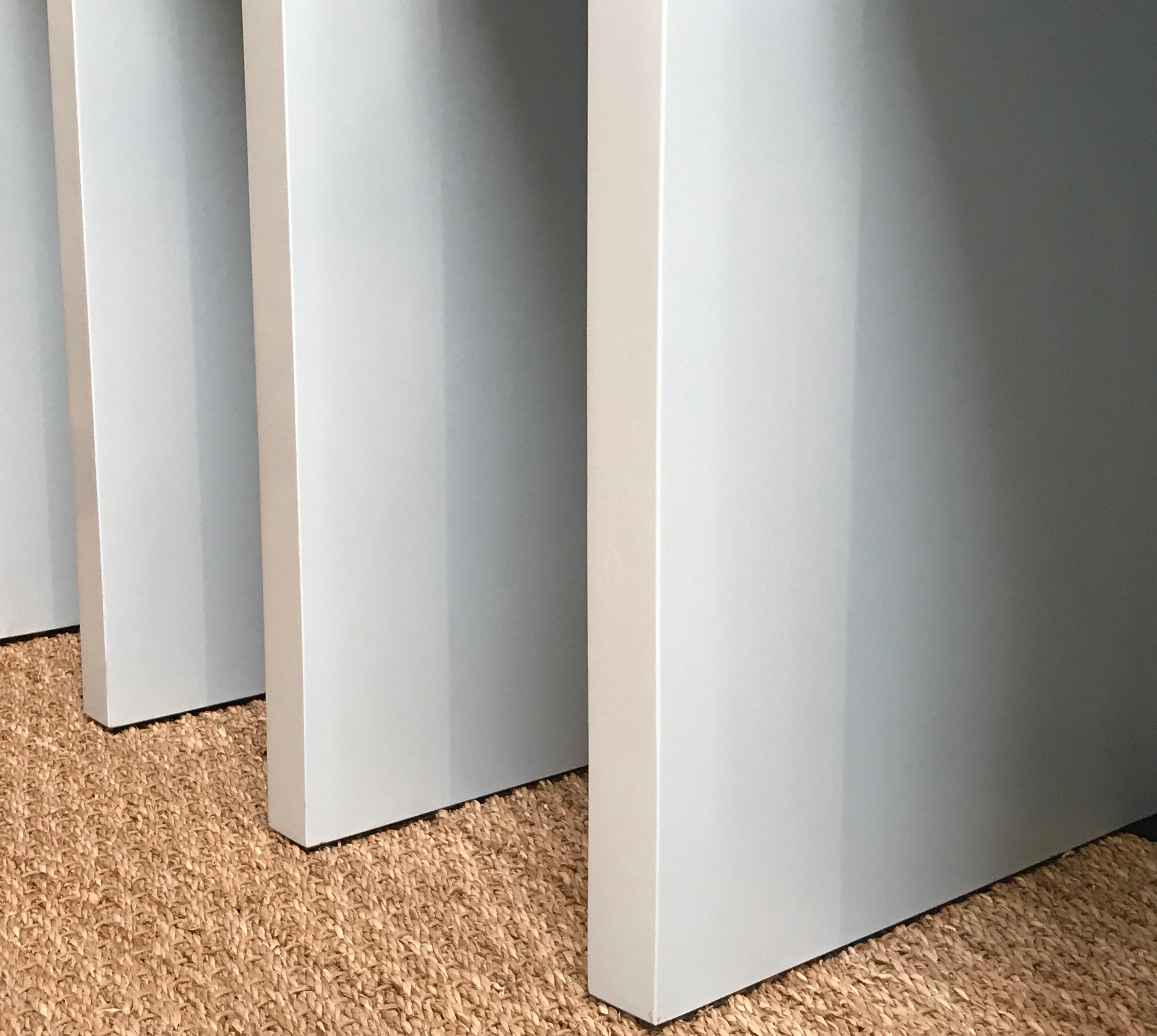Console Arcade minimalista a fronte curva in Blue Fog su Oak di Martin and Brockett in vendita 1