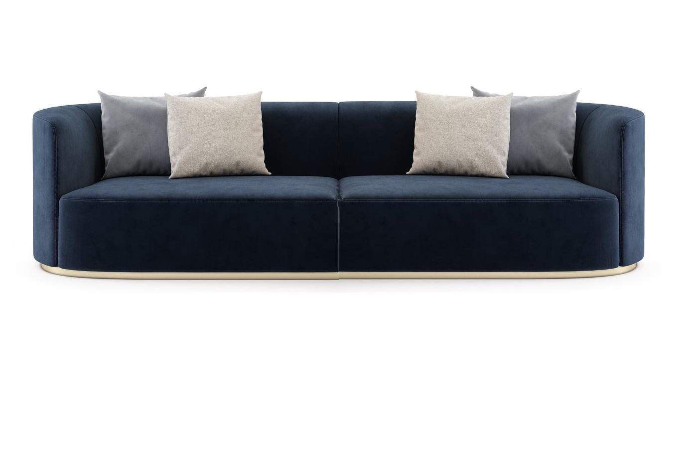 Minimalist Curved Sofa With Soft Feminine Silhouette in High-Resistant Velvet en Nuevo estado para la venta en NEW YORK, NY