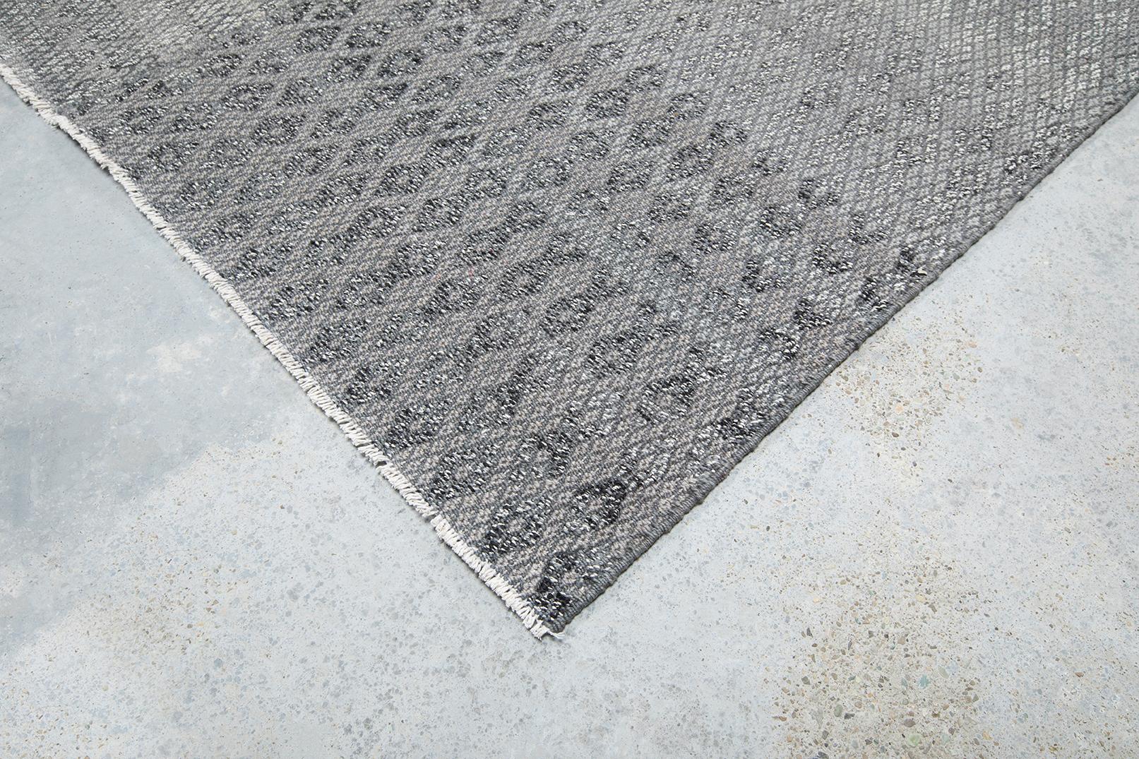 Minimalistischer Damavand Flachgewebe-Teppich mit subtilem, Allover-Design (Handgewebt) im Angebot