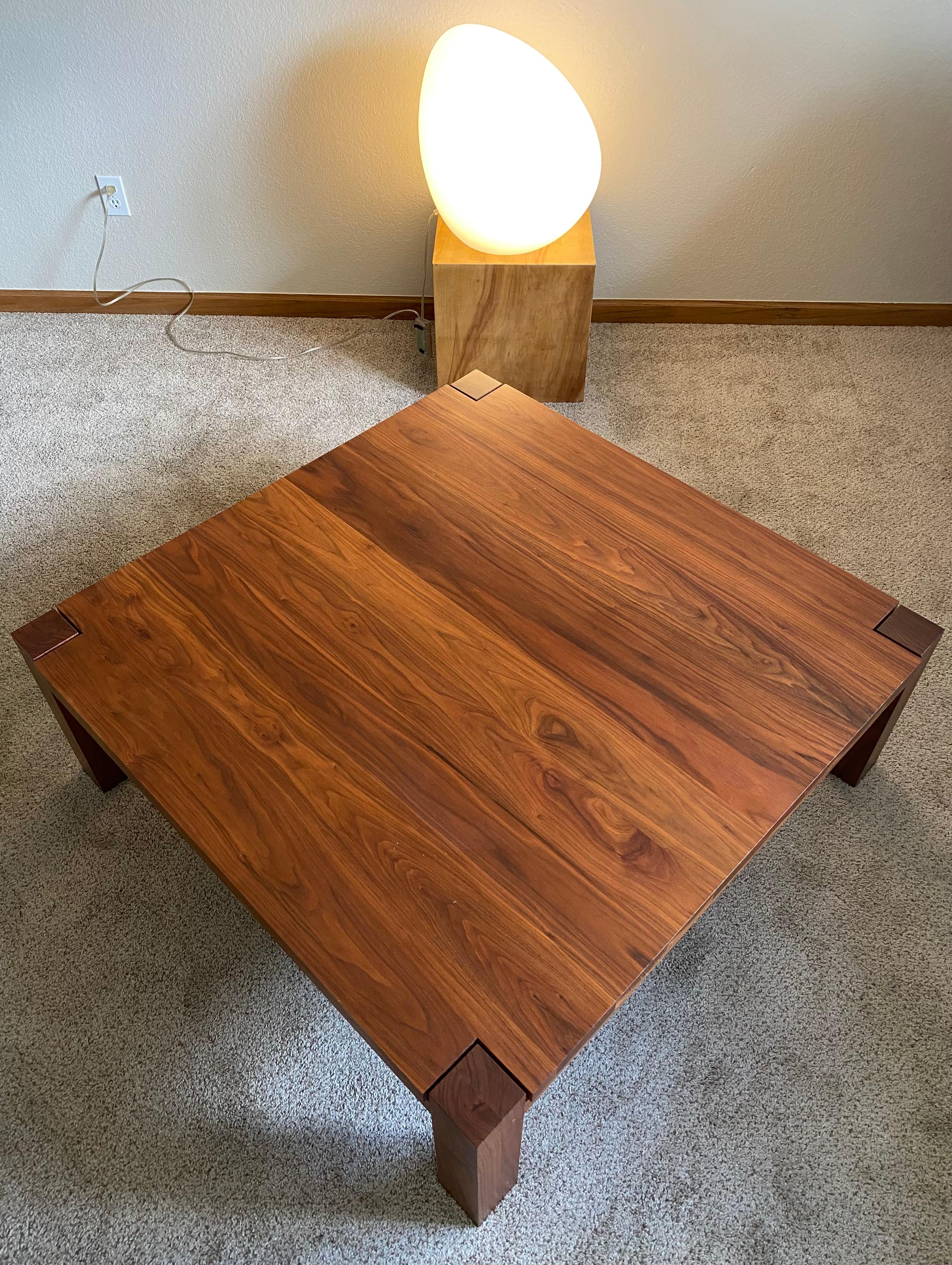 Table basse minimaliste Parsons en noyer huilé danois par De La Espada en vente 2