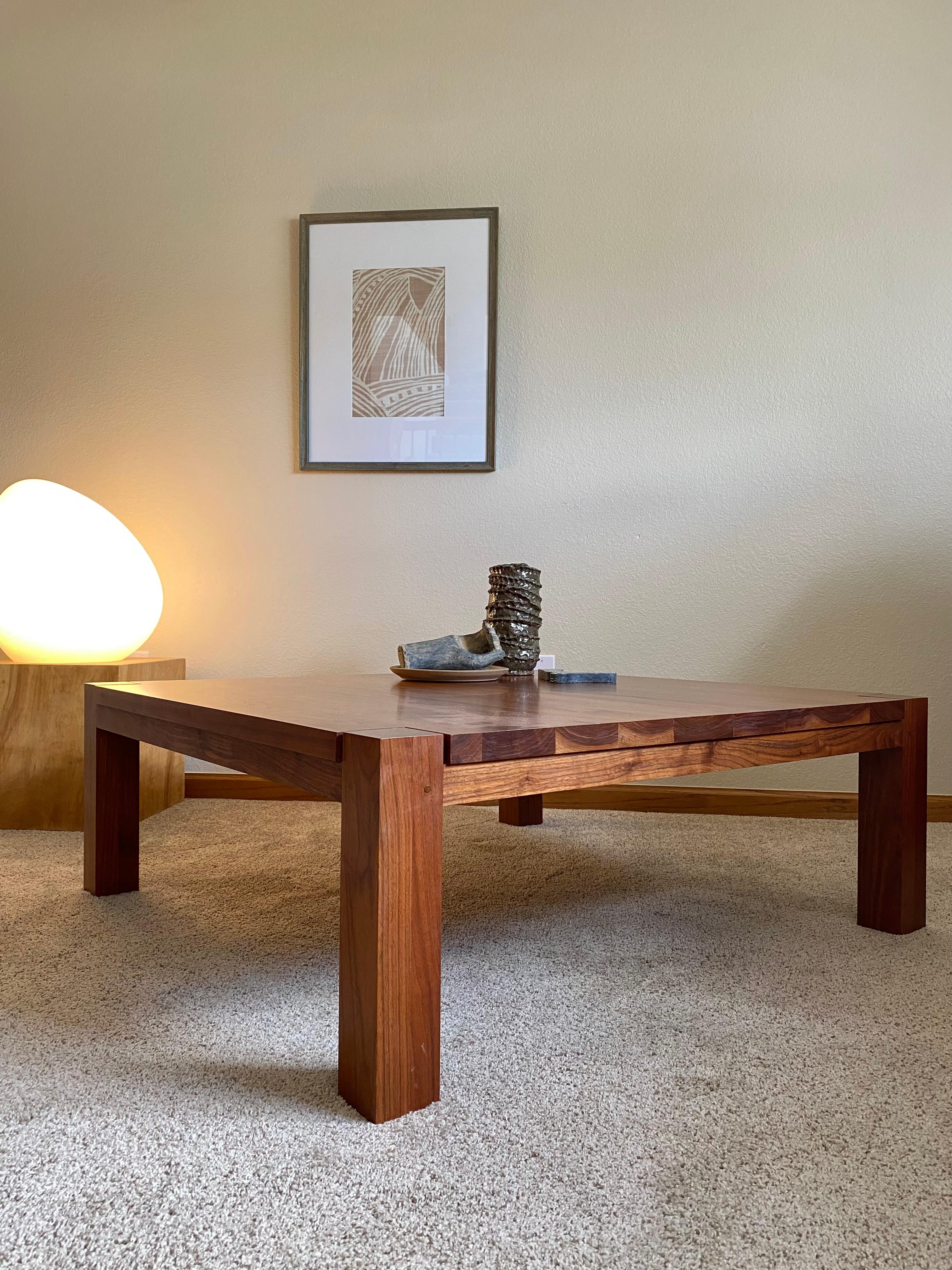 Chef-d'œuvre de De La Espada en noyer américain massif huilé danois, acheté dans la boutique phare de New York en 2008. Table absolument magnifique dans un style Parsons minimaliste, organique et moderne. Eleg intemporel, qualité américaine.
