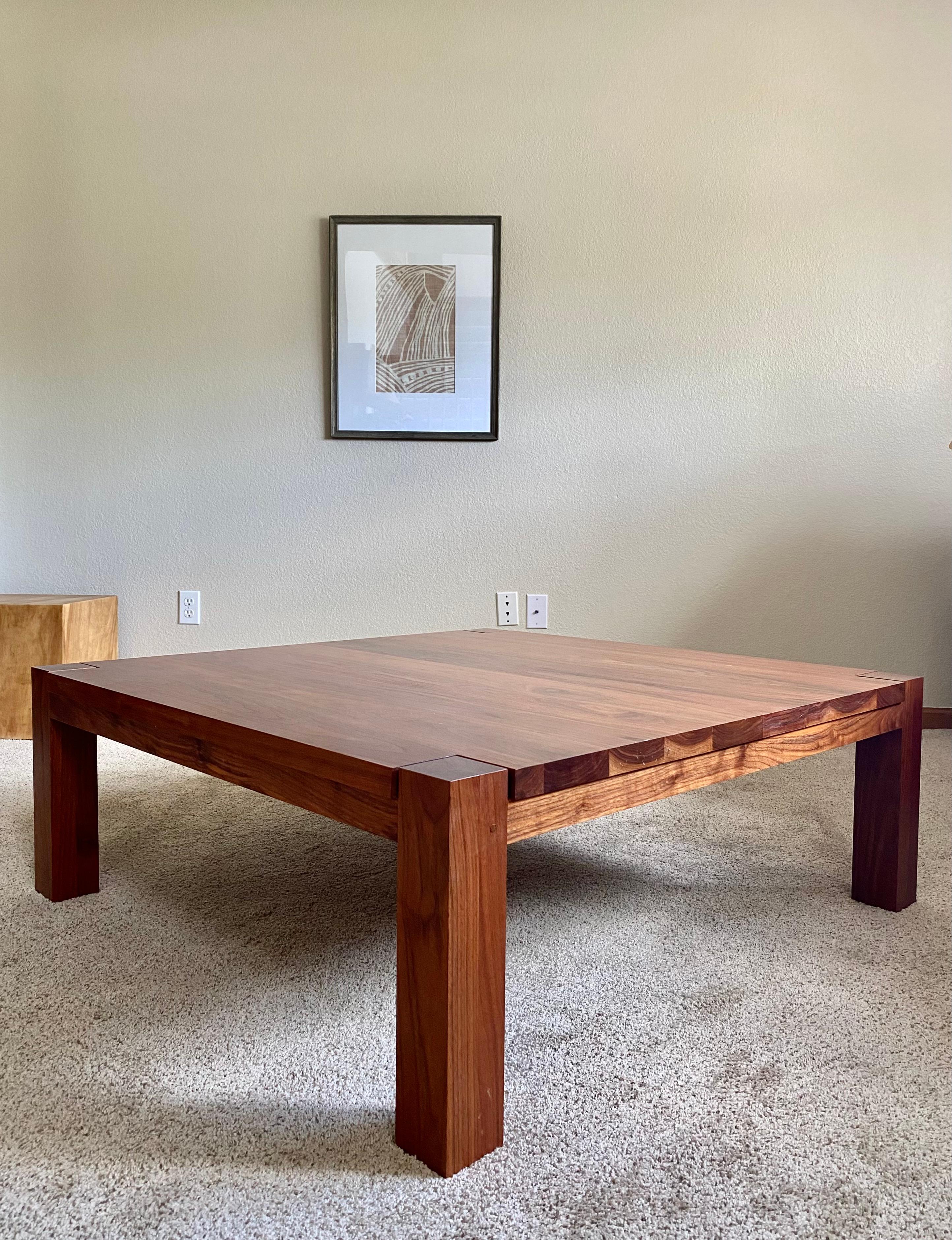 Minimaliste Table basse minimaliste Parsons en noyer huilé danois par De La Espada en vente