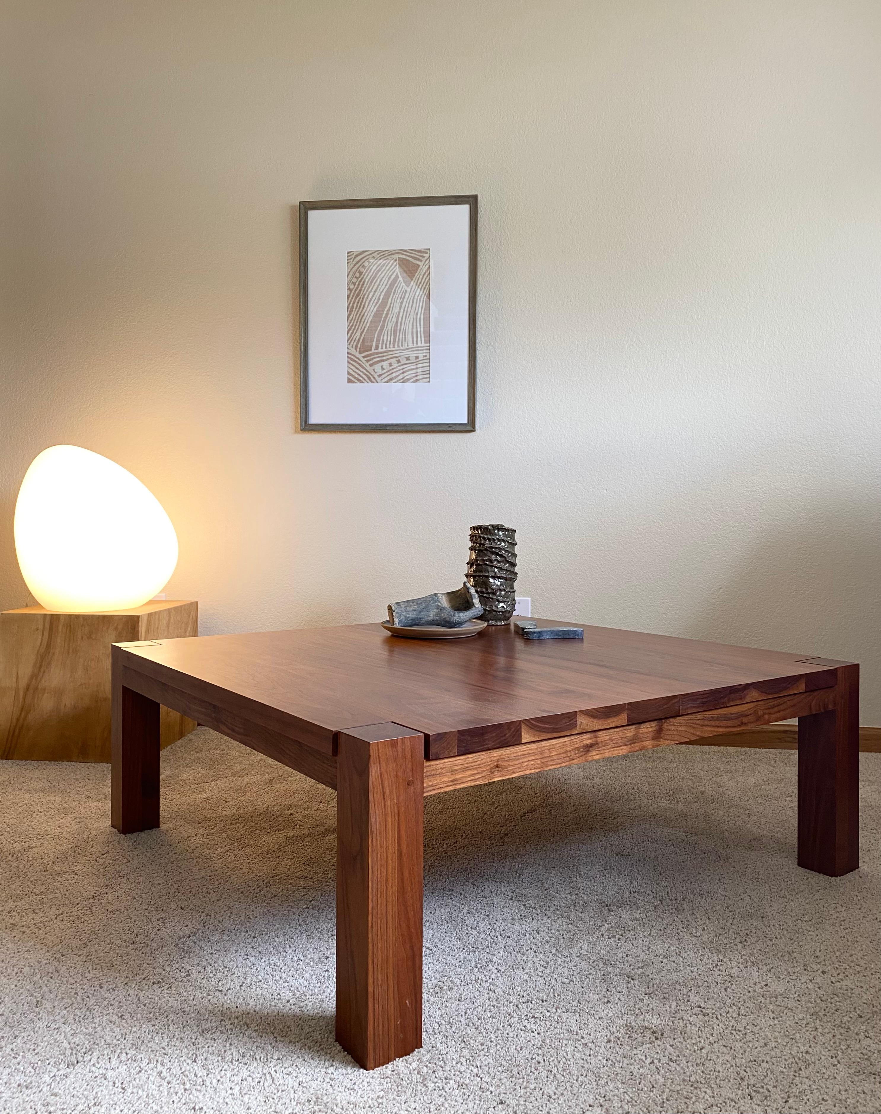 Américain Table basse minimaliste Parsons en noyer huilé danois par De La Espada en vente