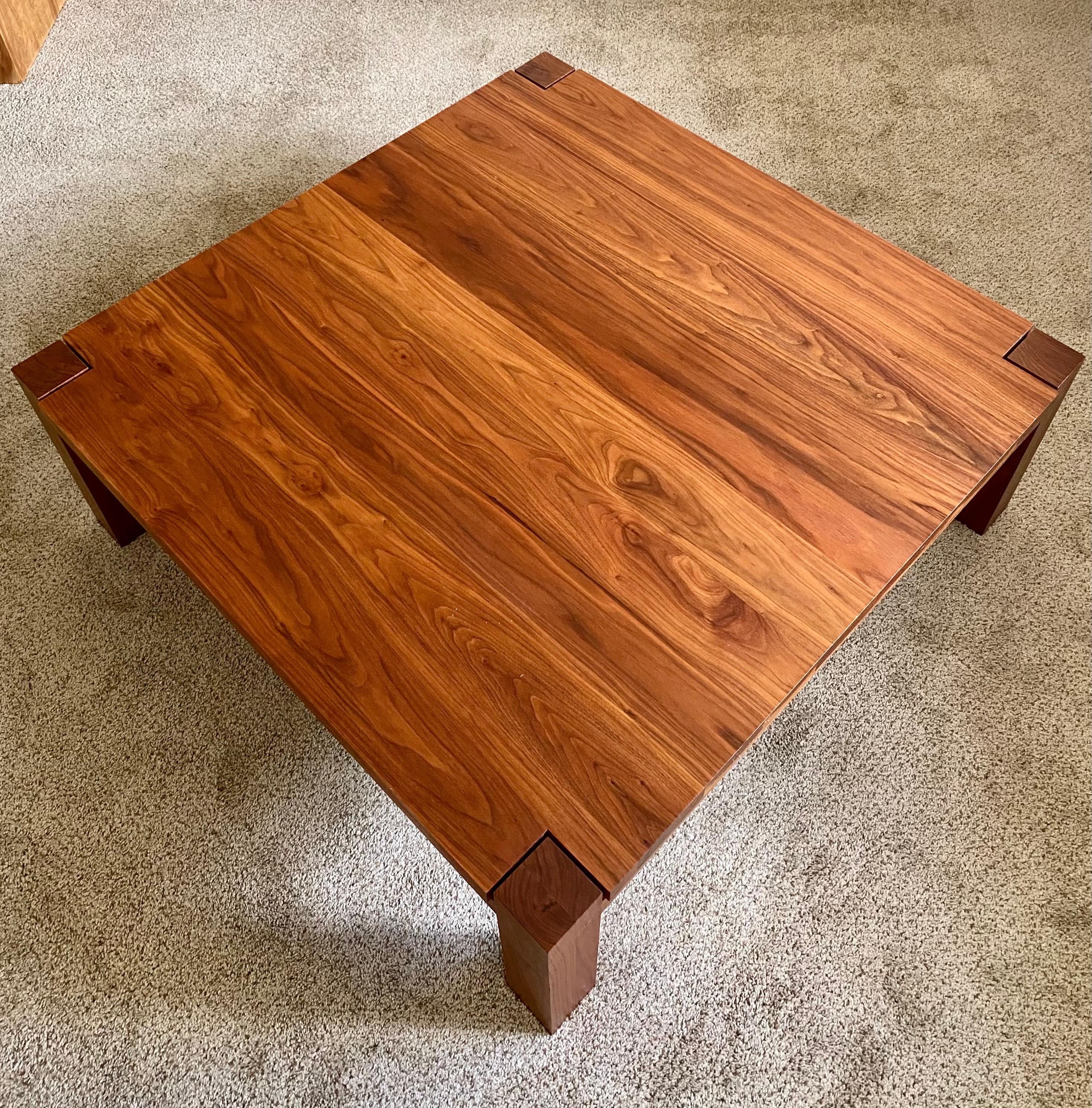 Table basse minimaliste Parsons en noyer huilé danois par De La Espada Bon état - En vente à Round Top, TX