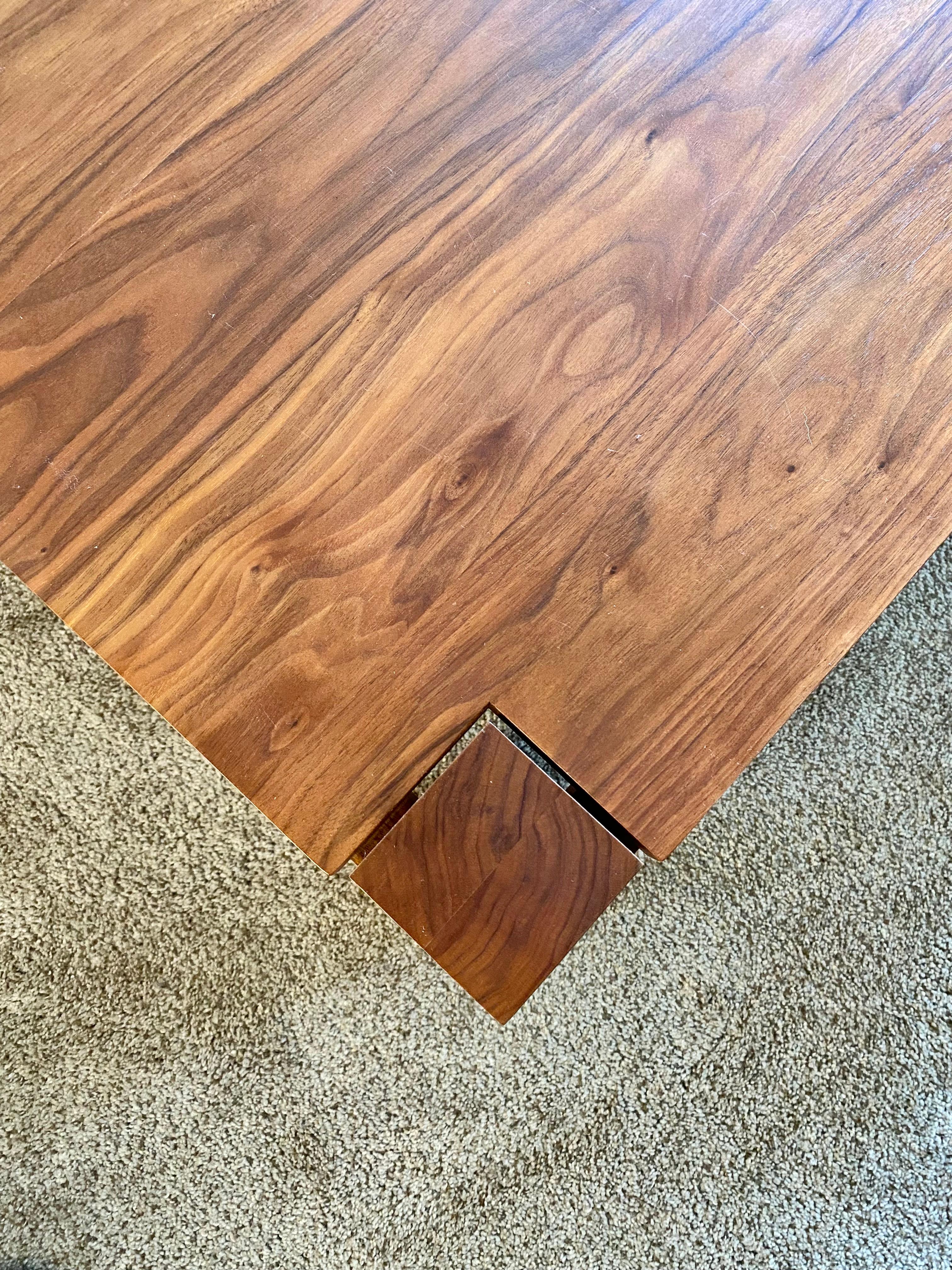 Noyer Table basse minimaliste Parsons en noyer huilé danois par De La Espada en vente