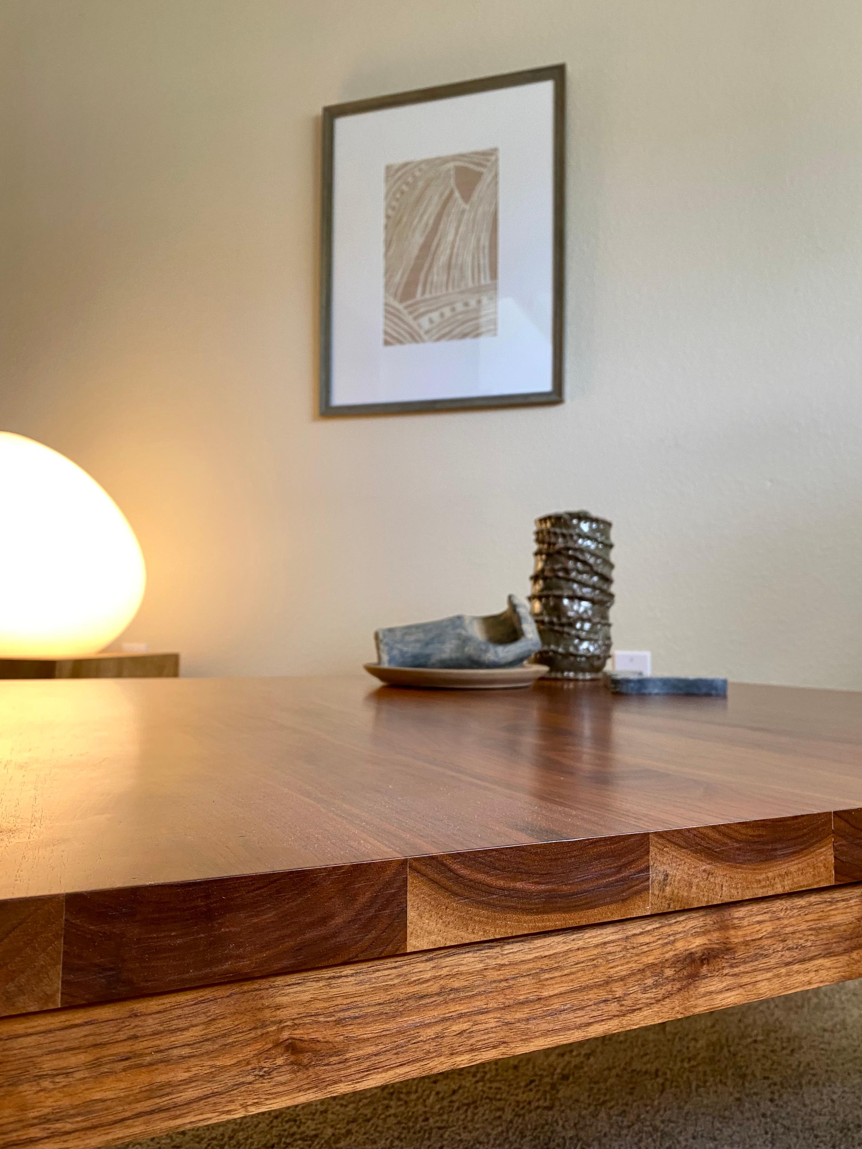 Table basse minimaliste Parsons en noyer huilé danois par De La Espada en vente 1