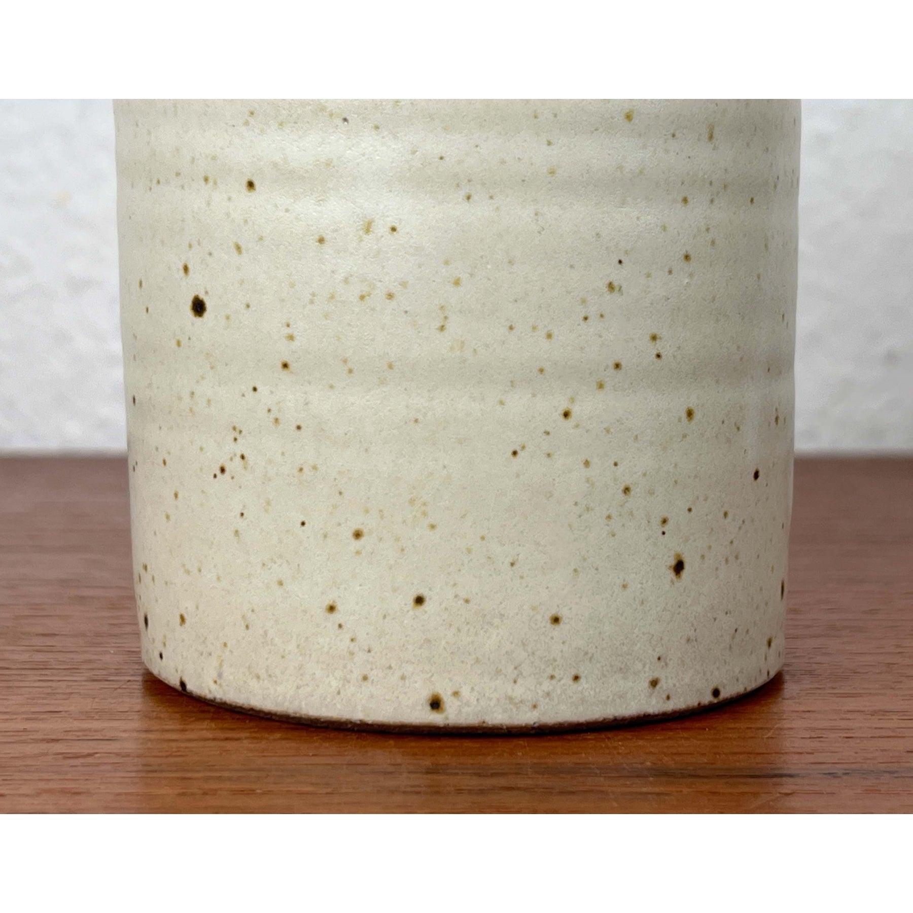 Vase en poterie de studio danoise minimaliste du milieu du siècle dernier par Jette Andersen Keramik, années 1960, en très bon état. Conçue de 1960 à 1969 Cette pièce porte une marque d'attribution,

Informations complémentaires :
Matériaux :