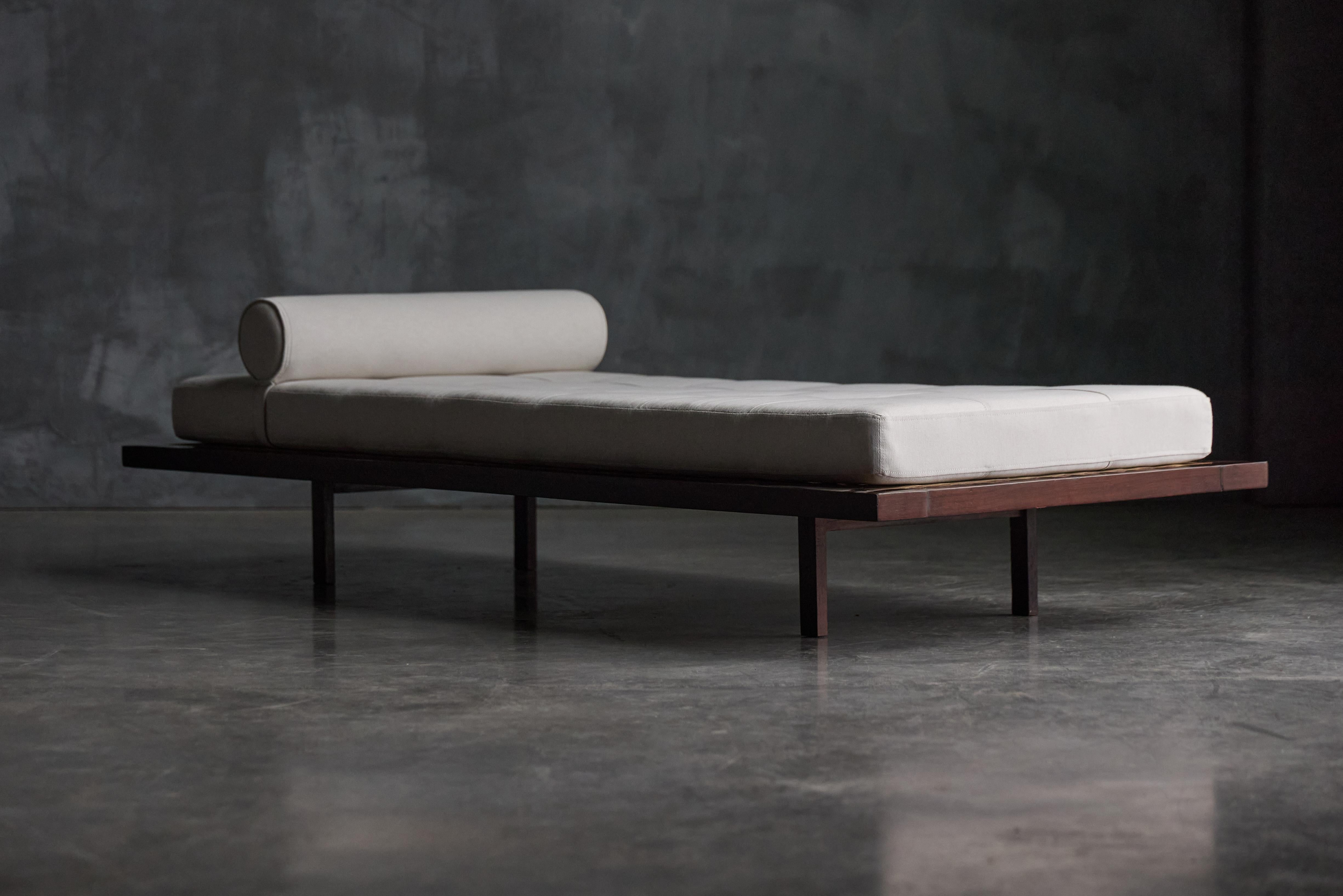Sofá-cama minimalista de Jorge Zalszupin, Brasil, años 60 en venta 5
