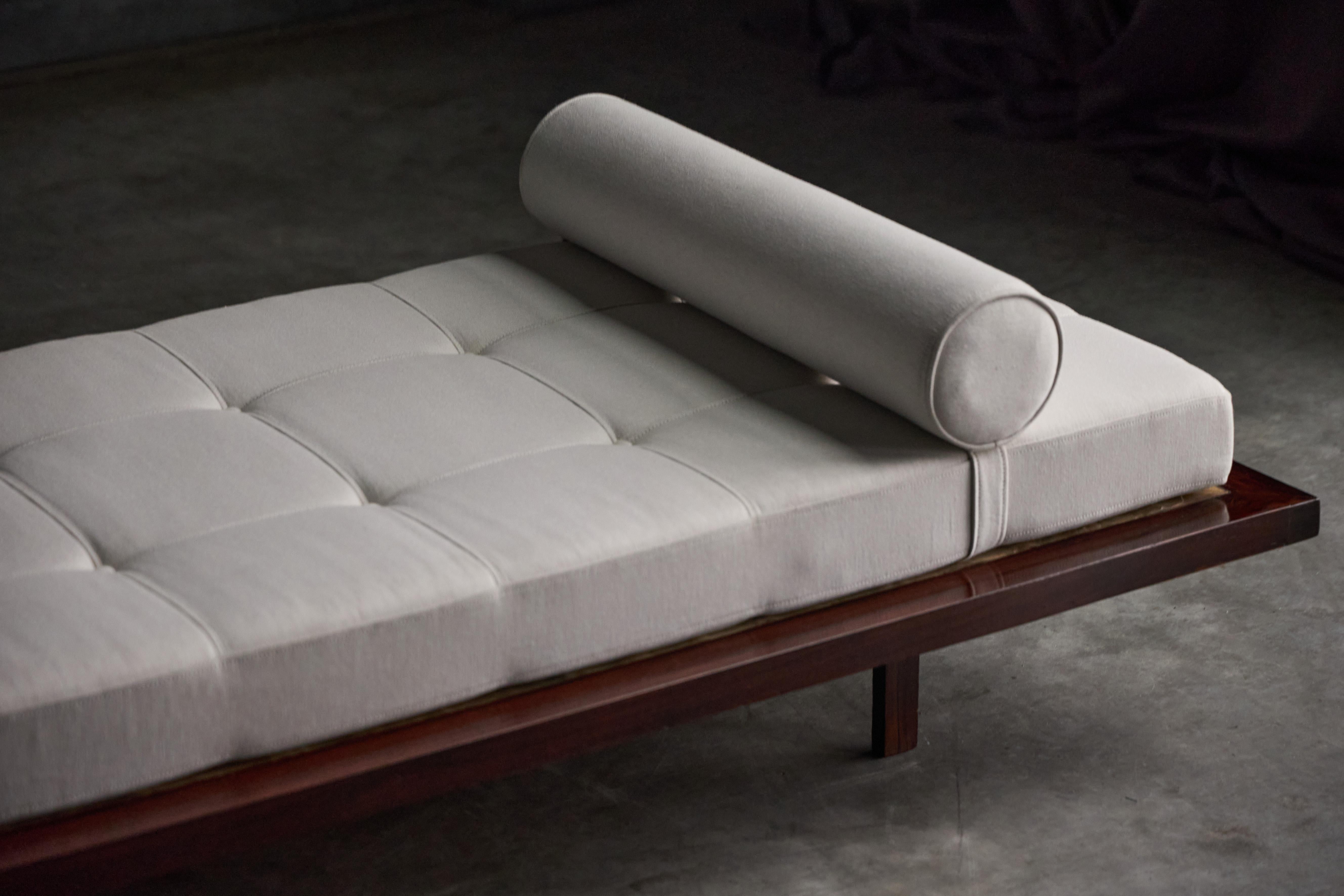 Sofá-cama minimalista de Jorge Zalszupin, Brasil, años 60 en venta 7