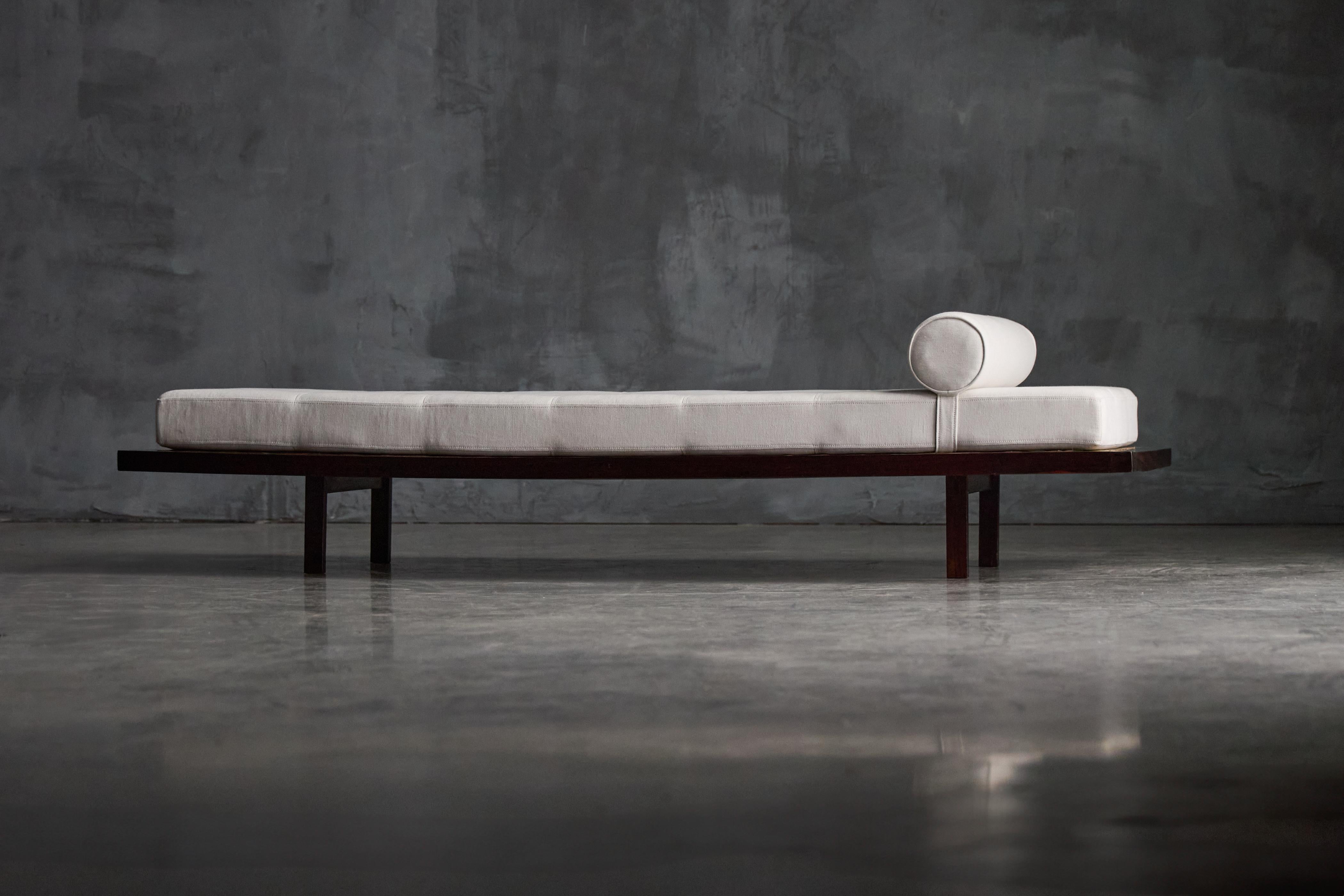 Sofá-cama minimalista de Jorge Zalszupin, Brasil, años 60 en venta 9