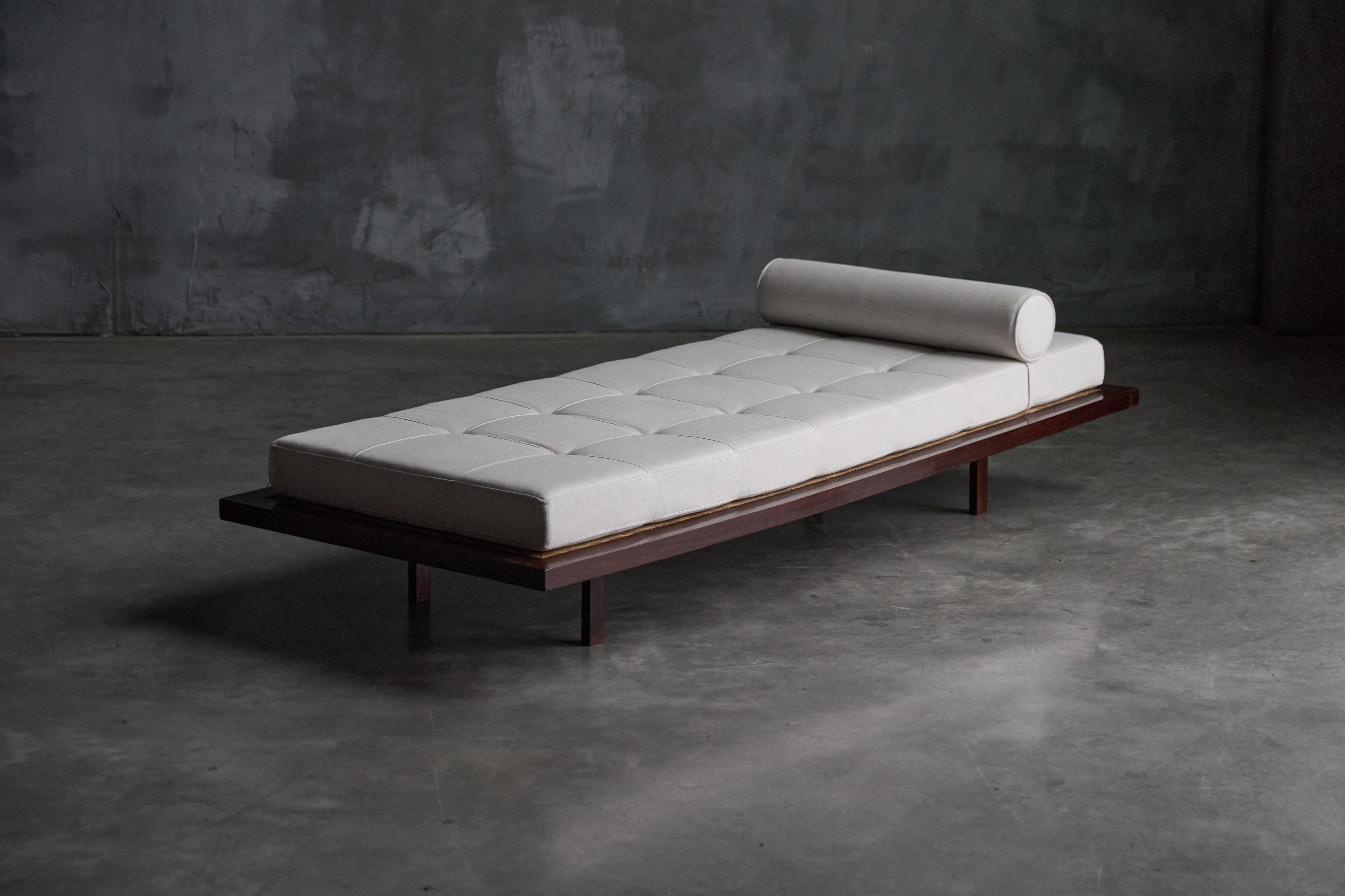 Este excepcional sofá cama de los años 60, diseñado por el célebre arquitecto y diseñador polaco-brasileño Jorge Zalszupin, es un testimonio de la elegancia moderna de mediados de siglo. Esta rara pieza, una de las dos únicas que se han fabricado,