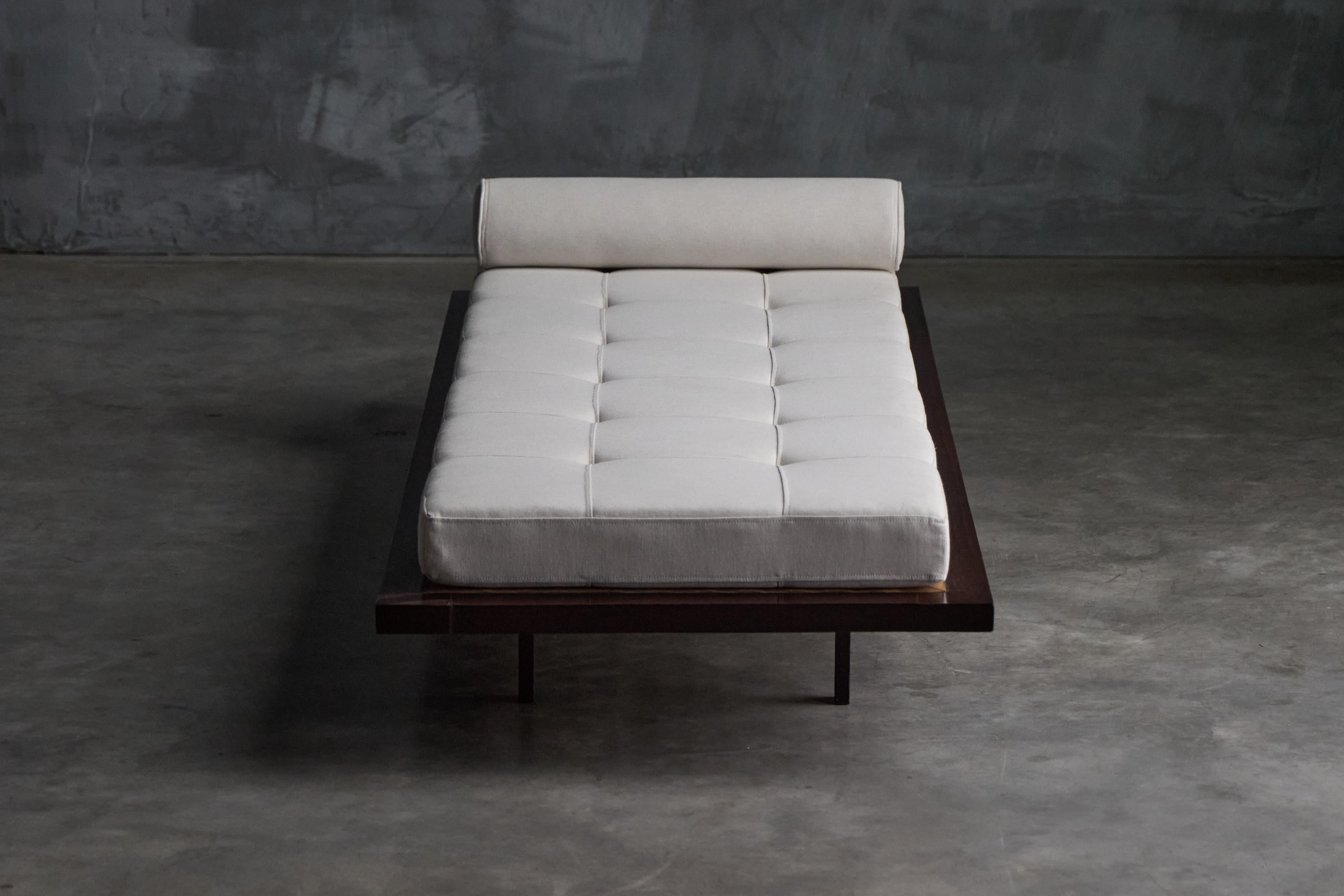 Sofá-cama minimalista de Jorge Zalszupin, Brasil, años 60 Brasileño en venta