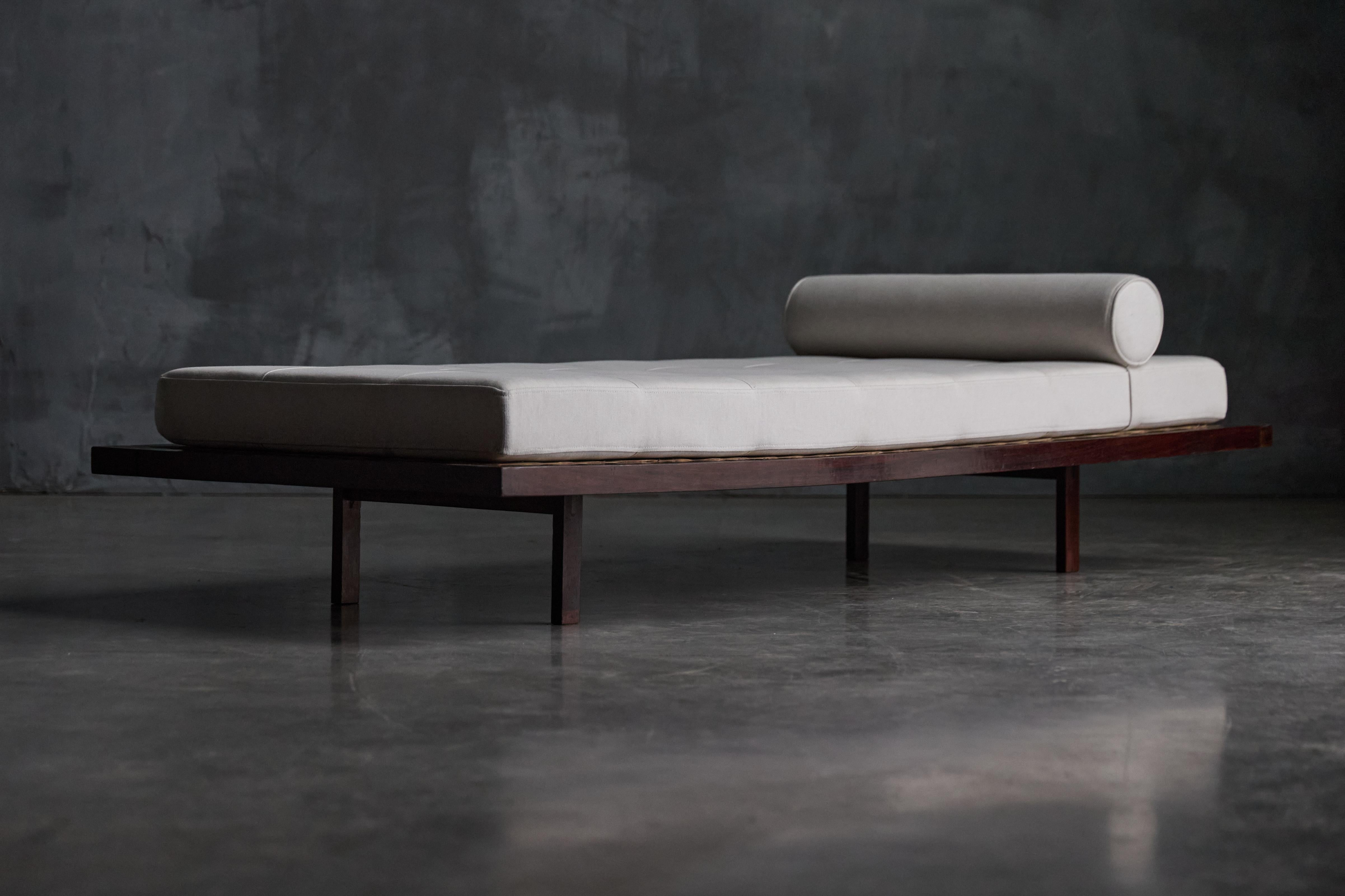 Sofá-cama minimalista de Jorge Zalszupin, Brasil, años 60 en Excelente estado para la venta en Antwerp, BE