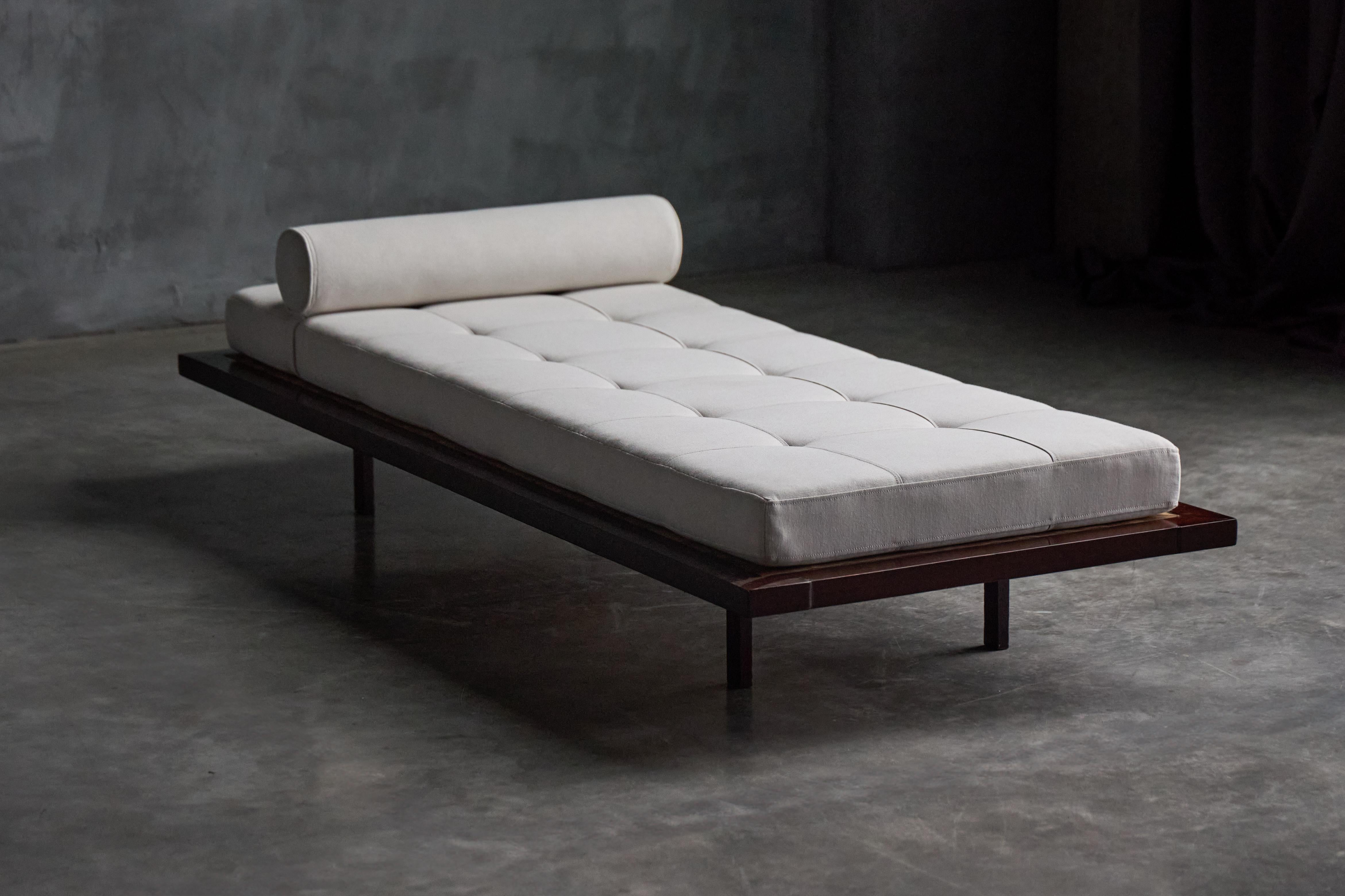 Sofá-cama minimalista de Jorge Zalszupin, Brasil, años 60 Madera en venta