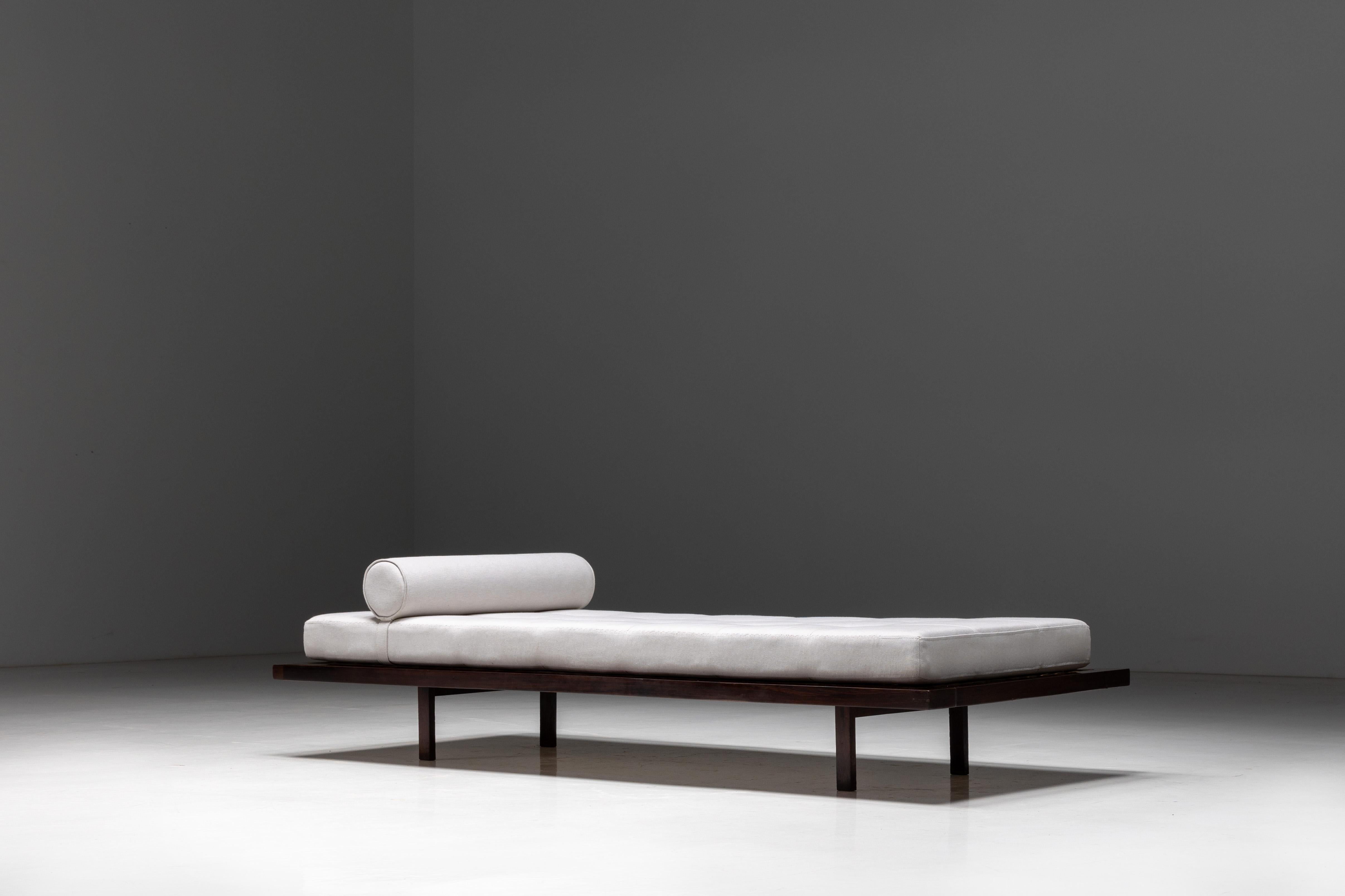 Minimalist Daybed by Jorge Zalszupin, Brazil, 1960s In Excellent Condition For Sale In Antwerp, BE