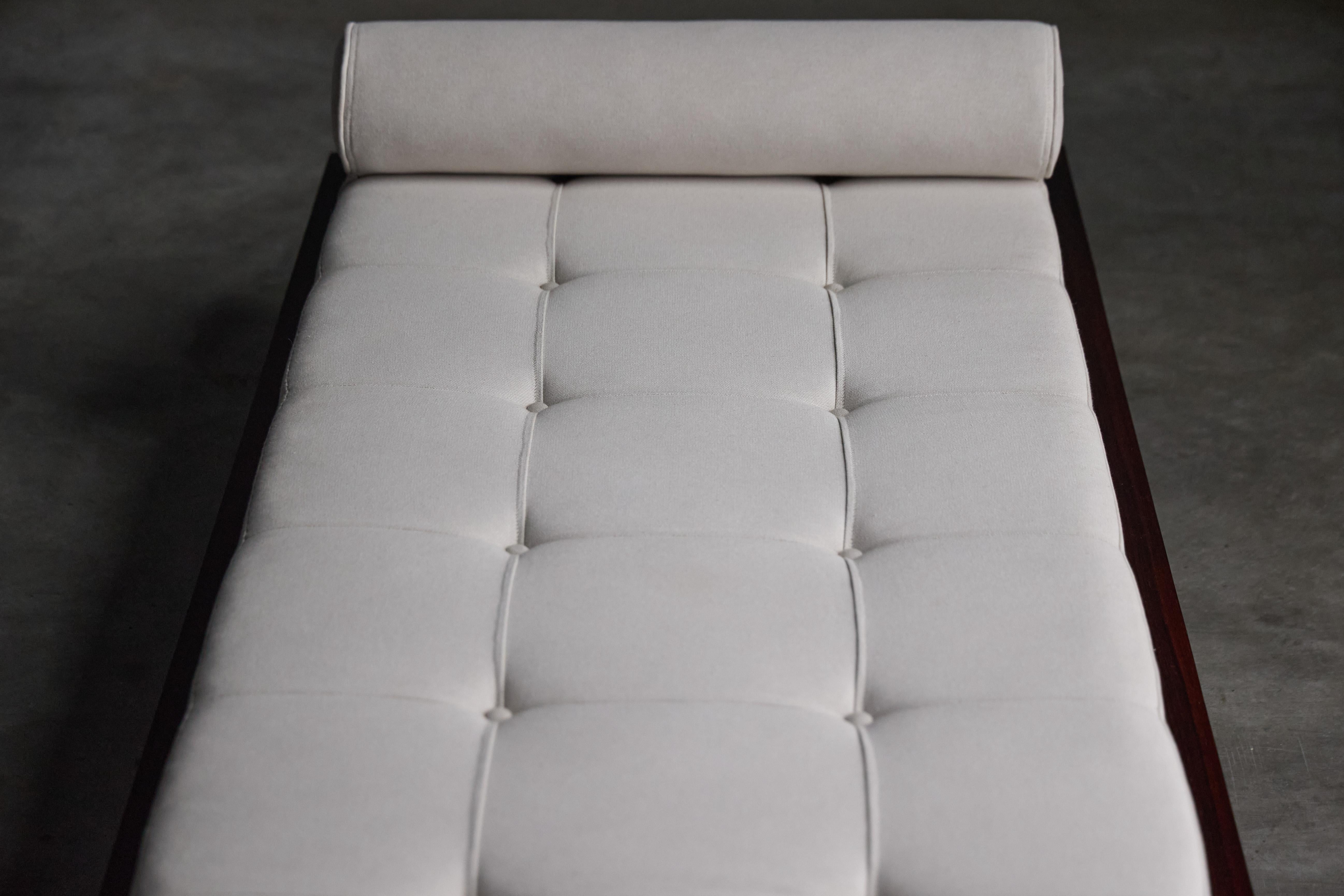 Sofá-cama minimalista de Jorge Zalszupin, Brasil, años 60 en venta 1