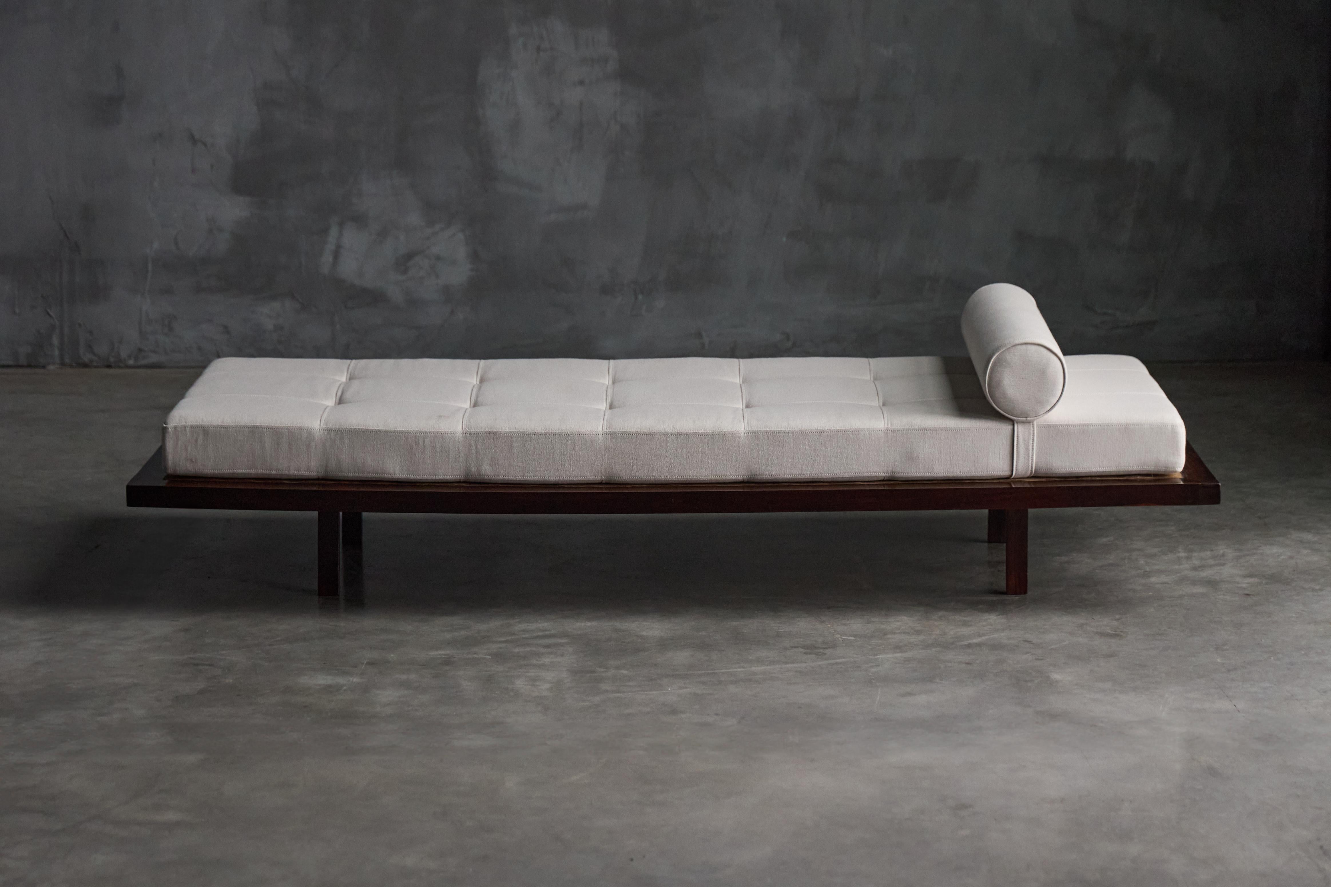 Sofá-cama minimalista de Jorge Zalszupin, Brasil, años 60 en venta 2