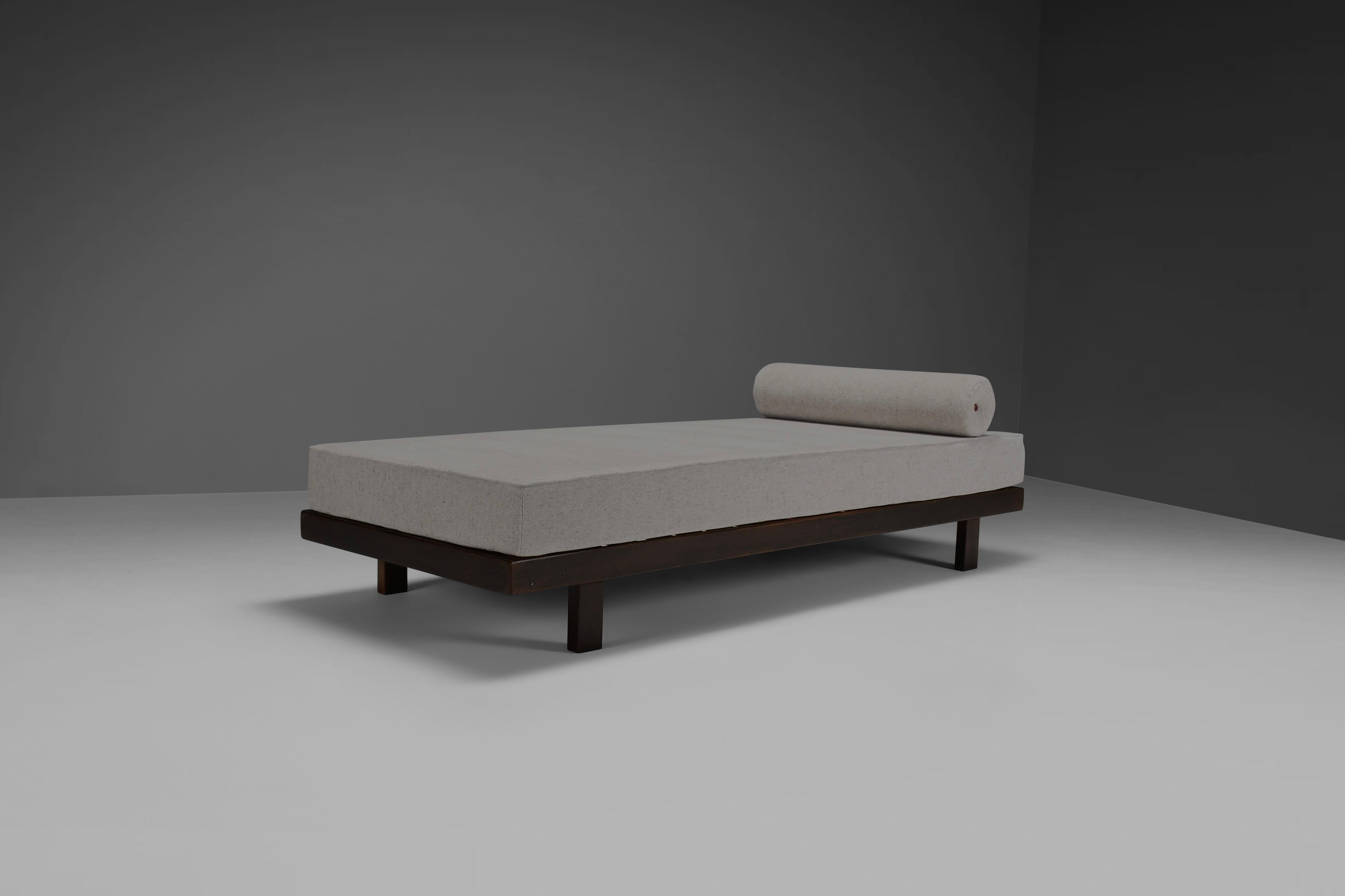 Schönes minimalistisches Daybed in sehr gutem Originalzustand. (Zwei verfügbar)

Entworfen von Jorge Zalszupin in den 1950er Jahren.

Hergestellt von L'Atelier, Brasilien (Gekennzeichnet)

Der minimalistische Sockel ist aus massivem Jacaranda-Holz