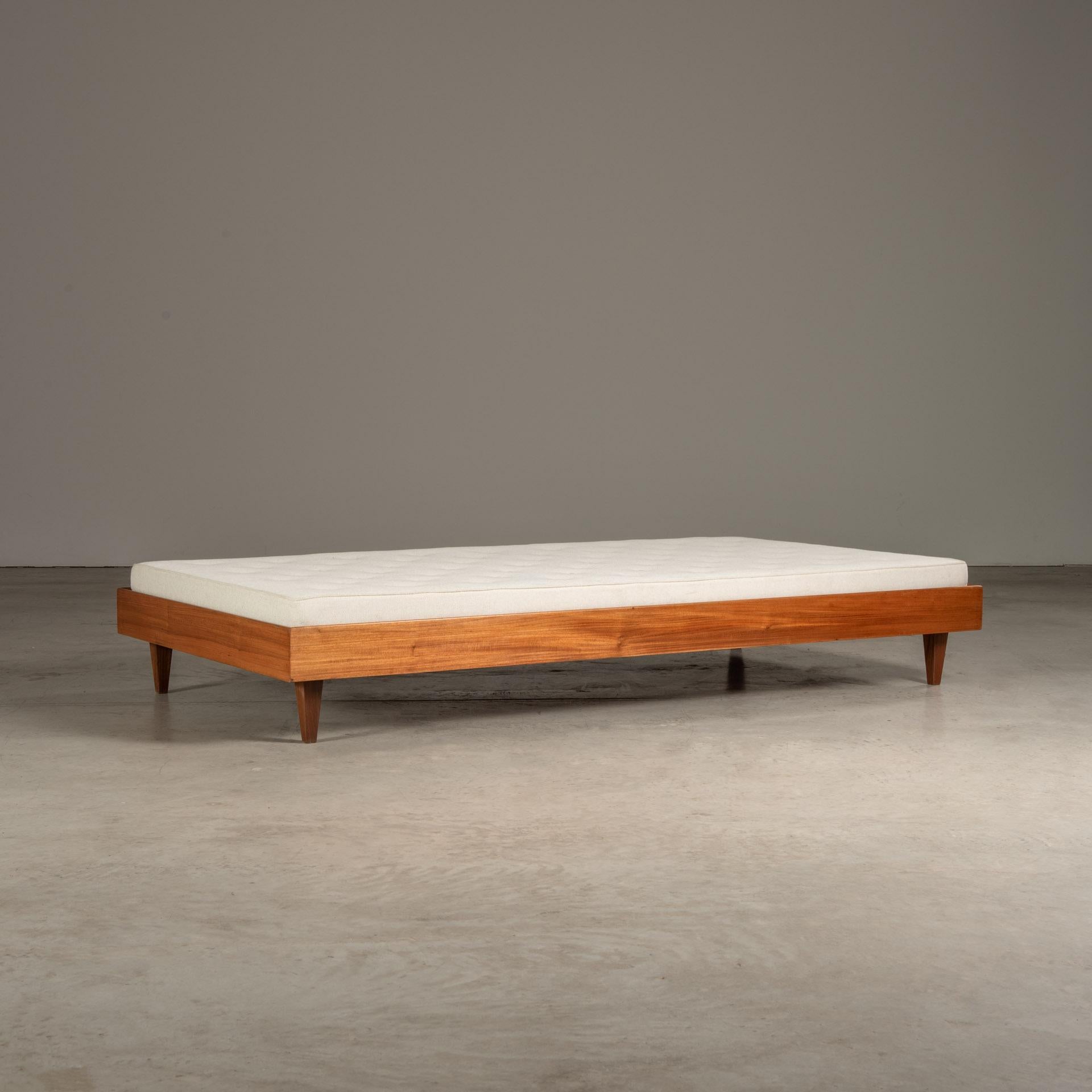 Das von Liceu de Artes e Ofícios hergestellte Tagesbett ist ein Paradebeispiel für brasilianisches Möbeldesign aus der Mitte des 20. Jahrhunderts, das für seine Verbindung von modernistischen Prinzipien mit traditionellen brasilianischen Materialien