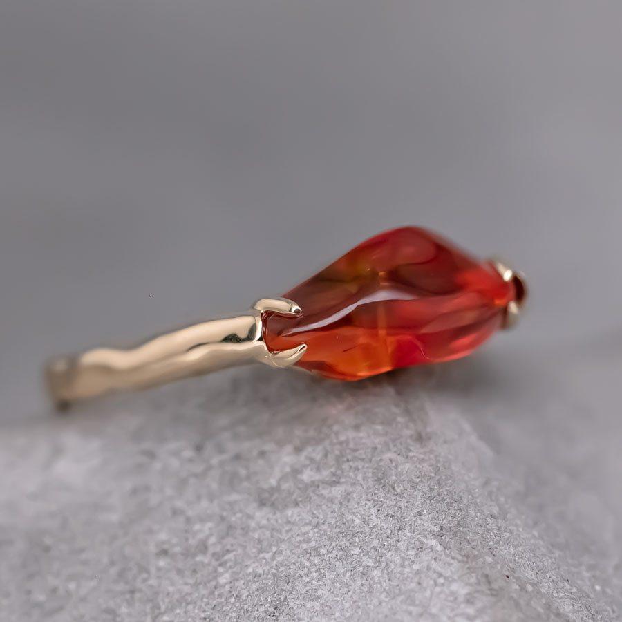 Minimalistischer tiefroter mexikanischer Feueropal Verlobungsring 18K Gelbgold.


Kostenloser Inlandsversand mit USPS First Class! Kostenlose Geschenktüte oder -box zu jeder Bestellung!

Der Opal, die Königin der Edelsteine, ist einer der schönsten