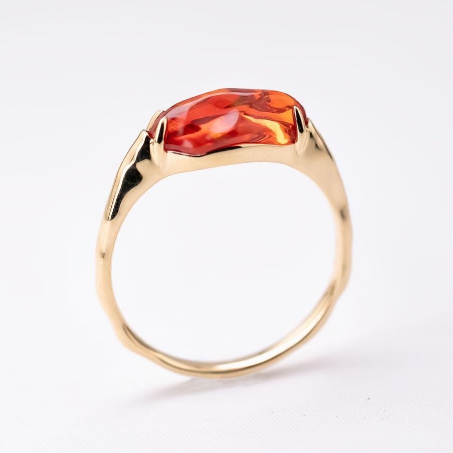 Minimalistischer tiefroter Feueropal-Verlobungsring aus 18 Karat Gelbgold (Arts and Crafts)