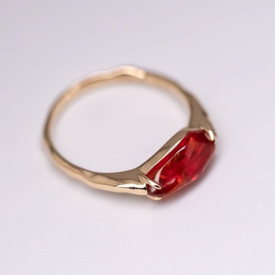 Minimalistischer tiefroter Feueropal-Verlobungsring aus 18 Karat Gelbgold (Brillantschliff)