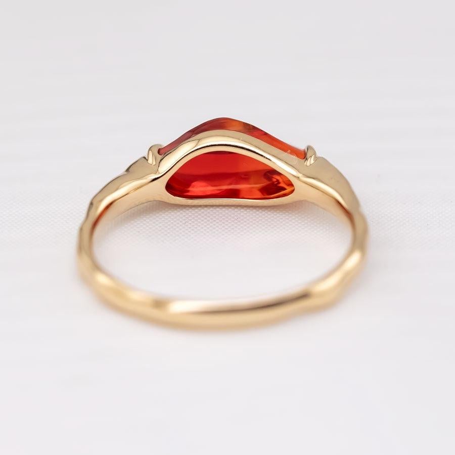 Minimalistischer tiefroter Feueropal-Verlobungsring aus 18 Karat Gelbgold im Zustand „Neu“ in Suwanee, GA