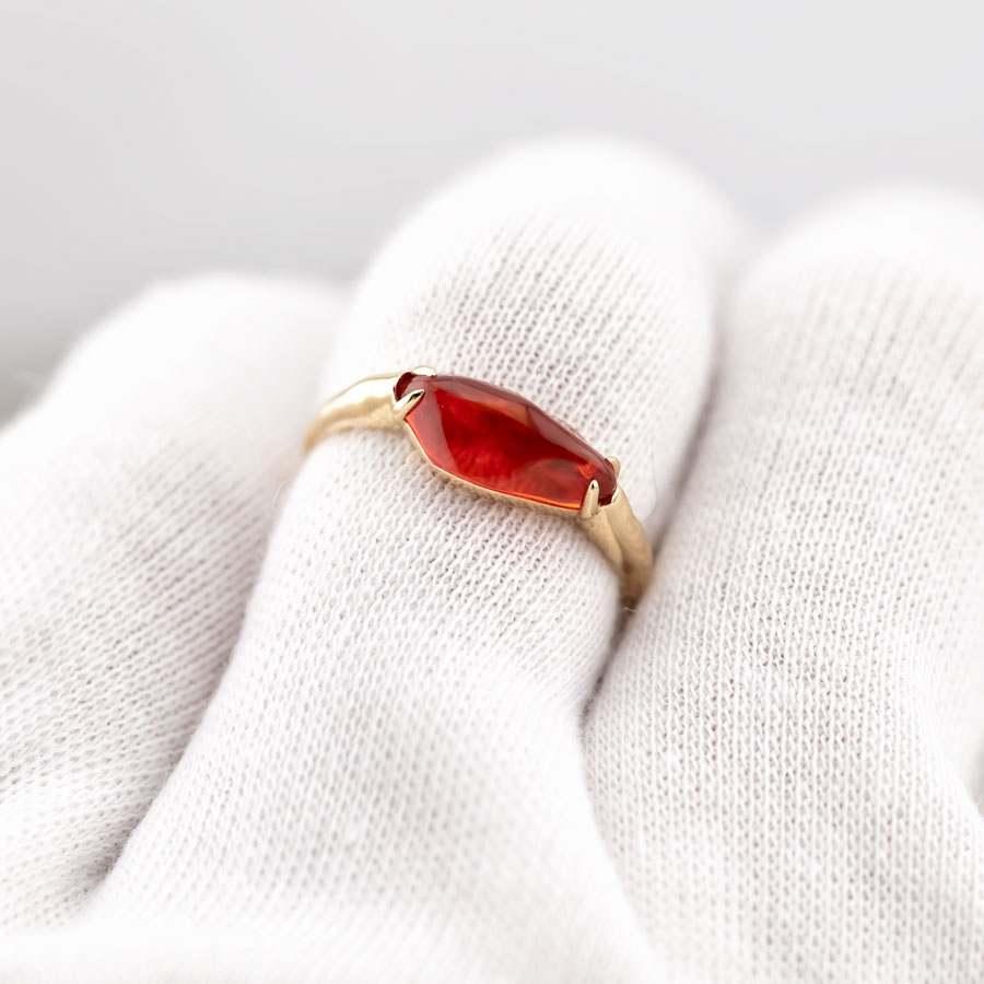 Minimalistischer tiefroter Feueropal-Verlobungsring aus 18 Karat Gelbgold für Damen oder Herren