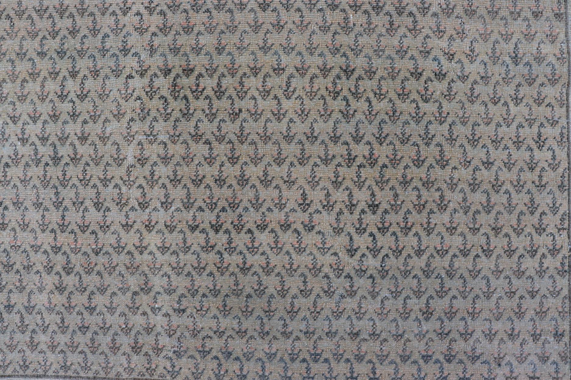 Minimalistischer antiker persischer Täbris-Teppich in verblassten Farben in All-Over-Design im Angebot 5