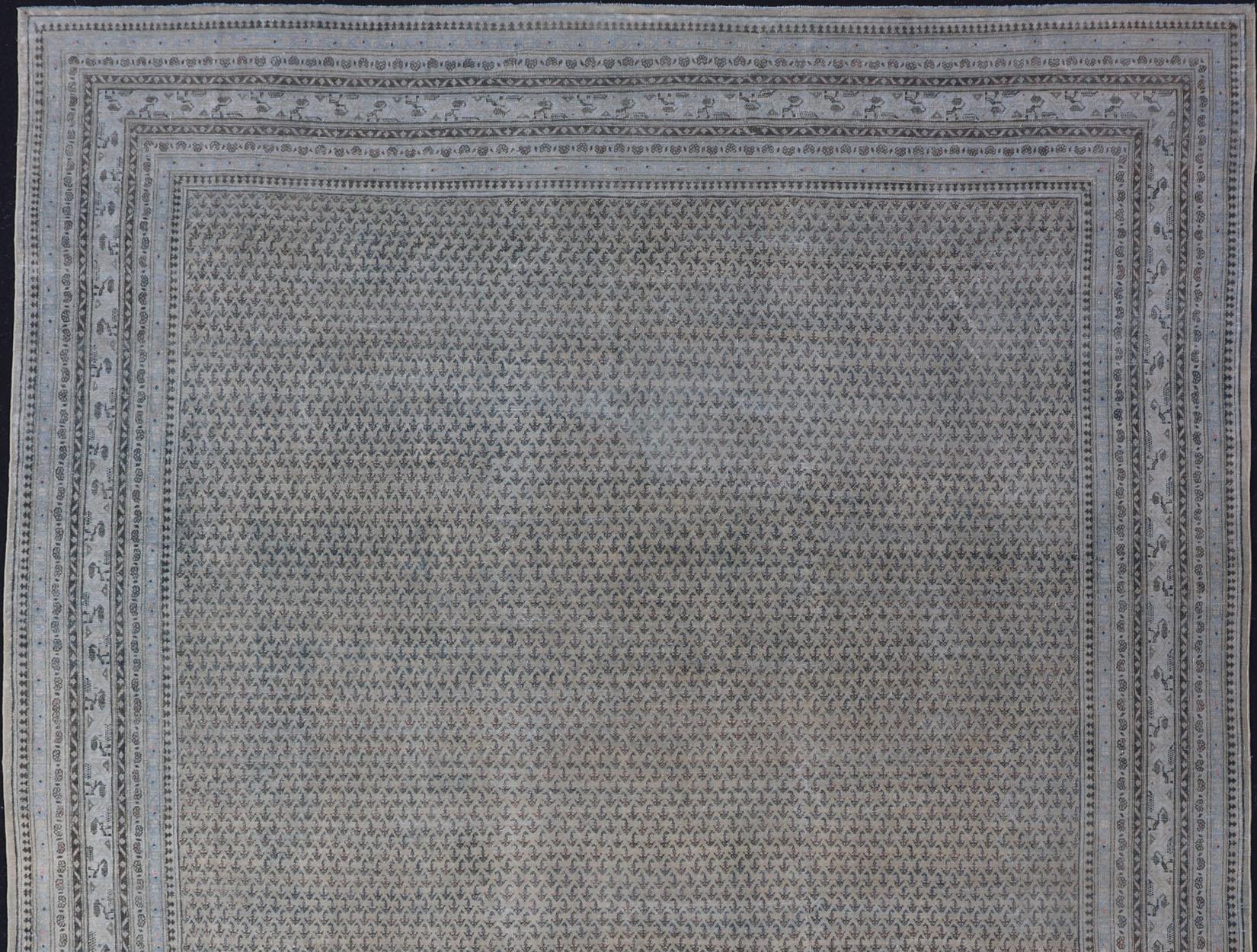 Minimalistischer antiker persischer Täbris-Teppich mit All-Over-Fall und, heller Pfirsich, helles Blau, Keivan Woven Arts / Teppich EMB-8521-178687, Herkunftsland / Typ: Iran/ Täbris, um 1930.

Dieser Täbris-Teppich zeichnet sich durch eine