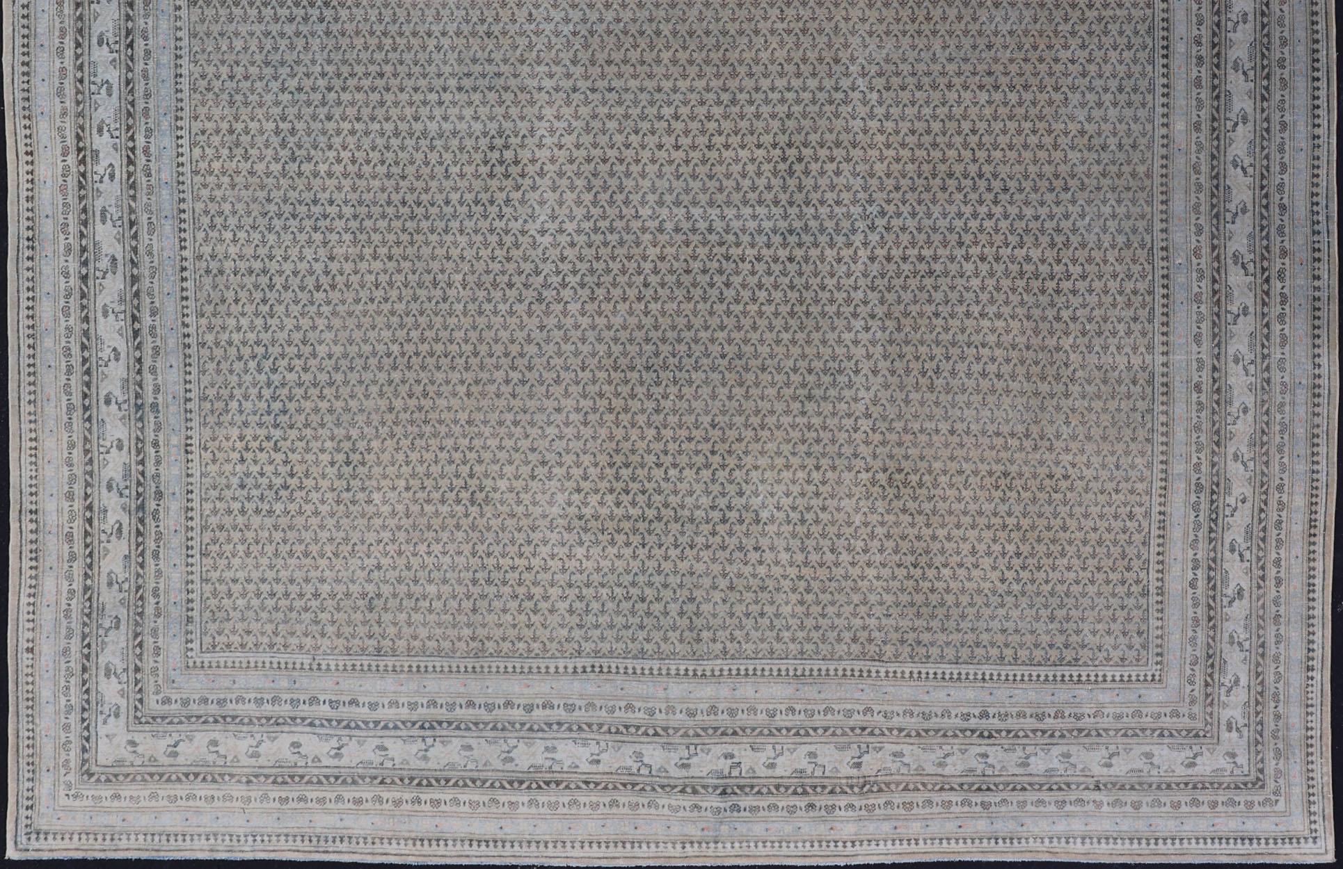 Minimalistischer antiker persischer Täbris-Teppich in verblassten Farben in All-Over-Design (Persisch) im Angebot