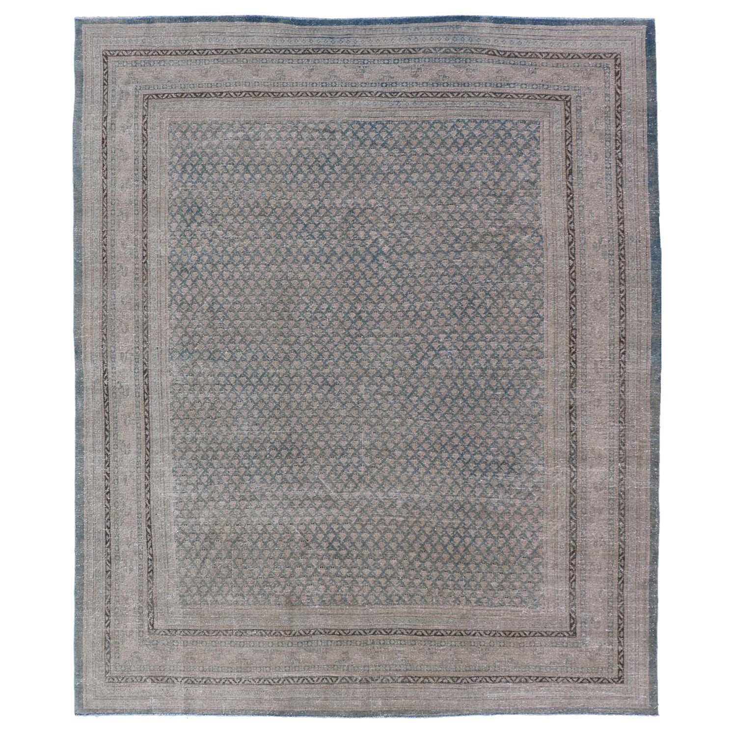 Minimalistischer antiker persischer Täbris-Teppich mit übergroßem All-Over-Design