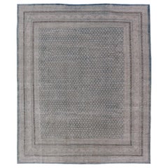 Minimalistischer antiker persischer Täbris-Teppich mit übergroßem All-Over-Design