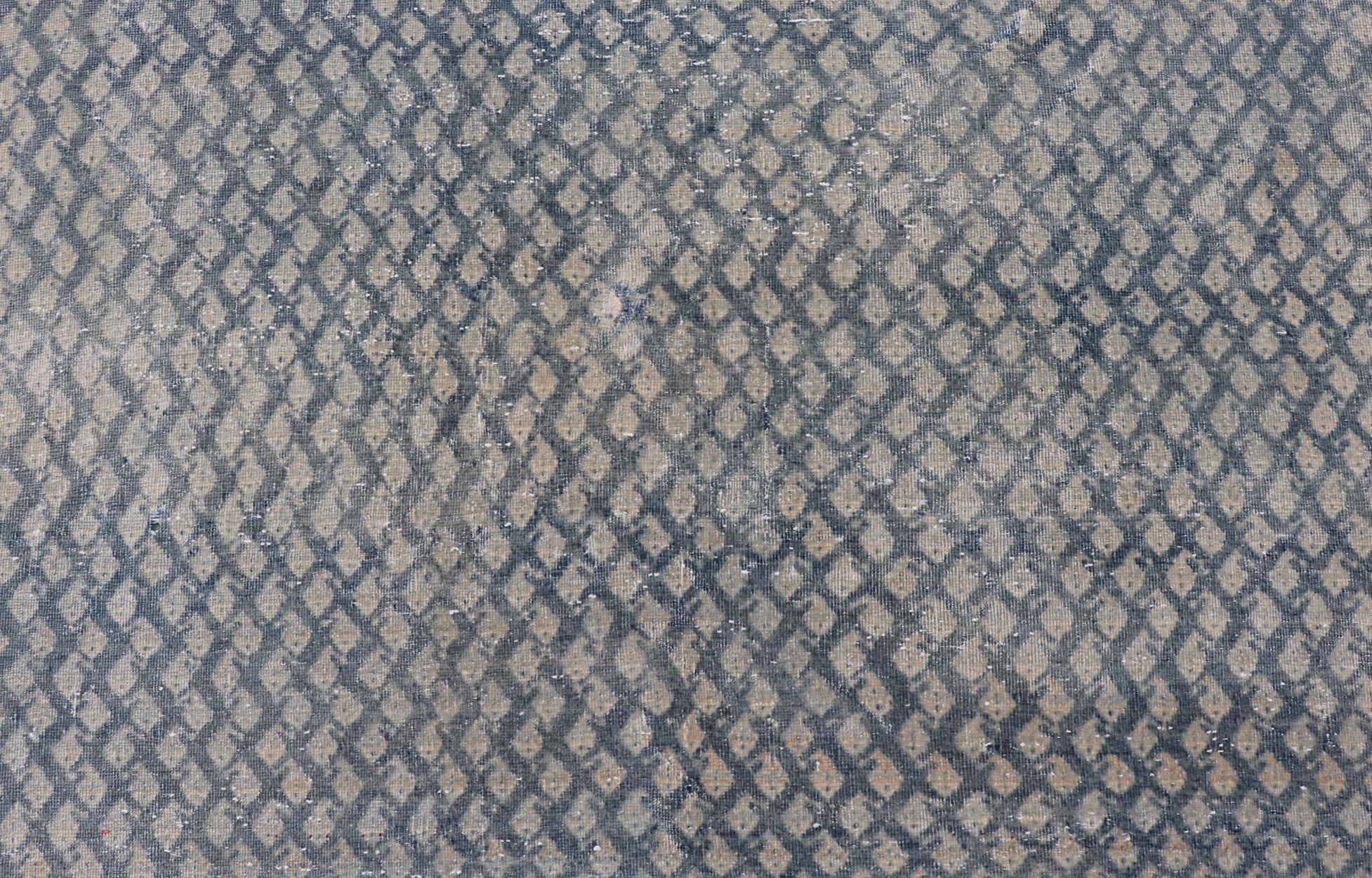 Tapis persan ancien de Tabriz au design minimaliste avec un aspect moderne dans les tons bleus en vente 9
