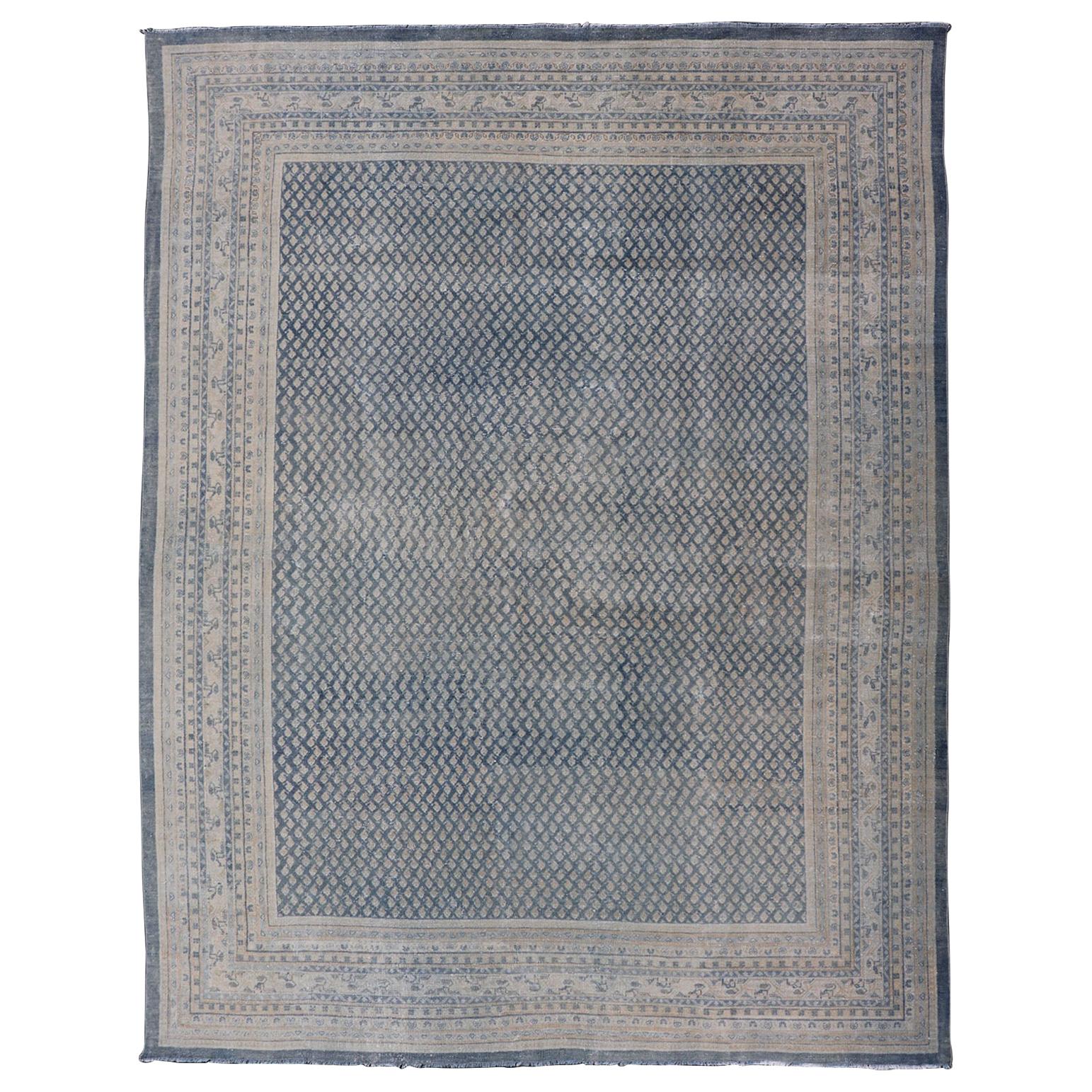 Minimalistischer, minimalistischer, antiker persischer Täbris-Teppich mit modernem Look in Blautönen
