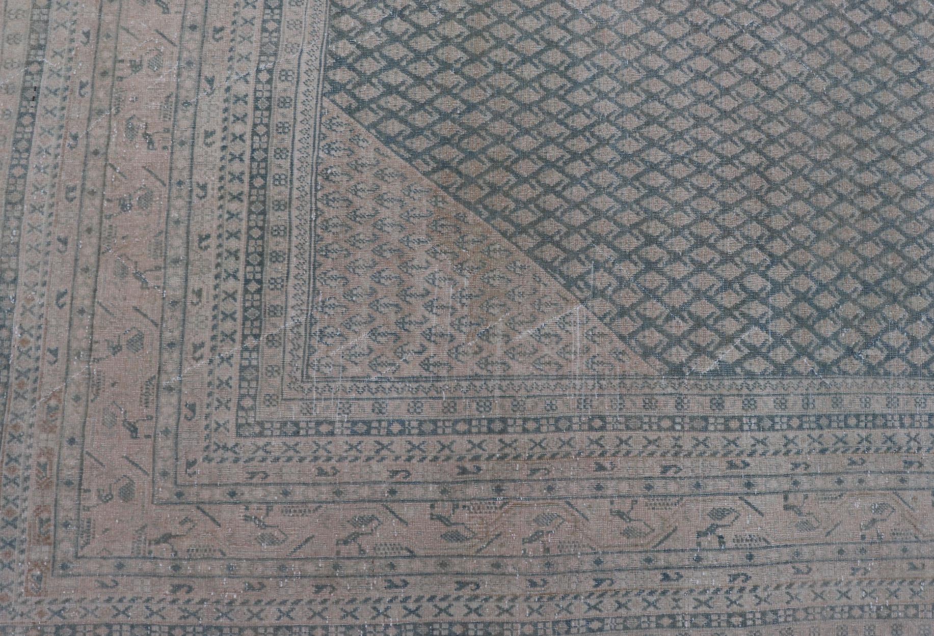 Tapis persan ancien de Tabriz au design minimaliste avec des tons bleus et crème sourds en vente 3