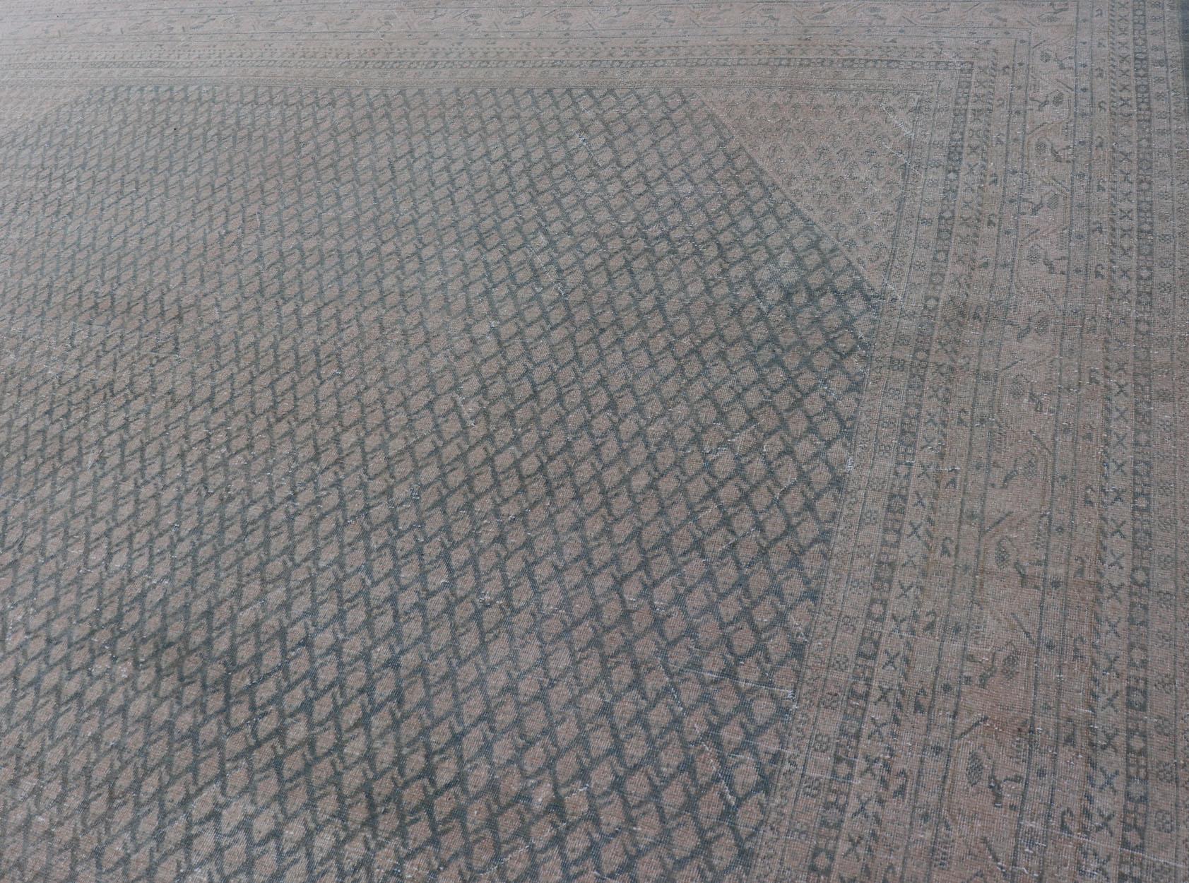 Tapis persan ancien de Tabriz au design minimaliste avec des tons bleus et crème sourds en vente 4