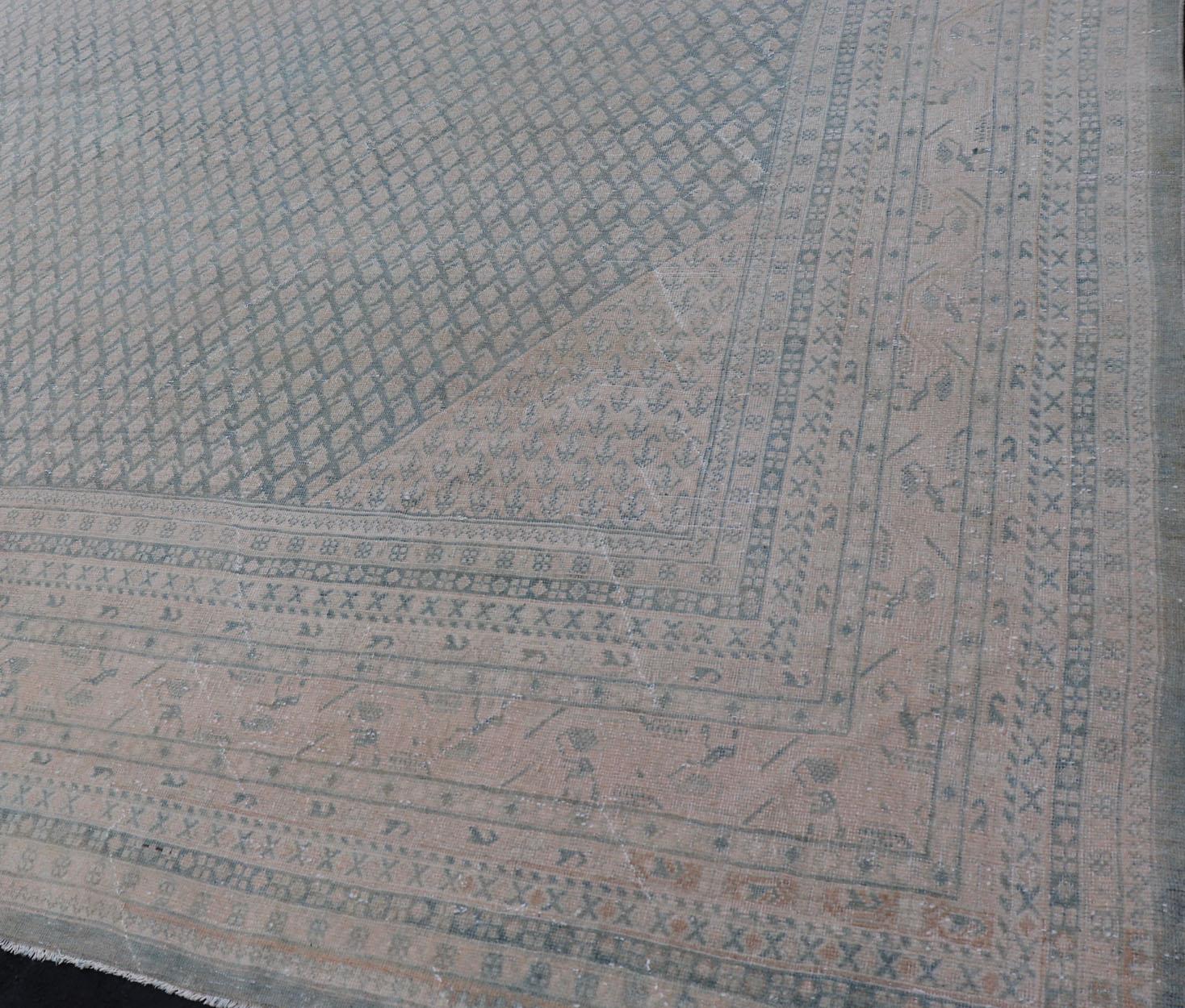 Tapis persan ancien de Tabriz au design minimaliste avec des tons bleus et crème sourds en vente 5
