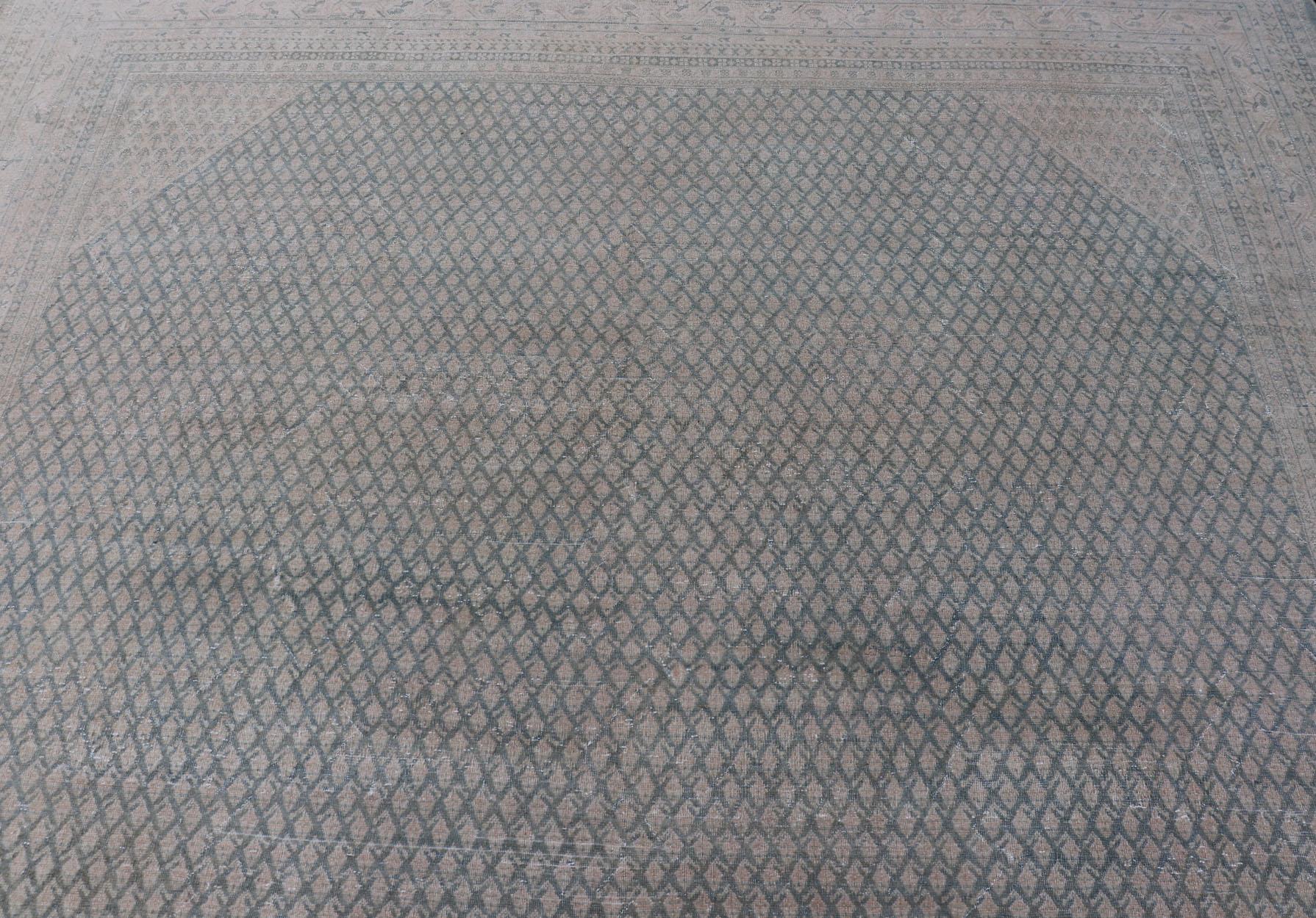 Tapis persan ancien de Tabriz au design minimaliste avec des tons bleus et crème sourds en vente 6