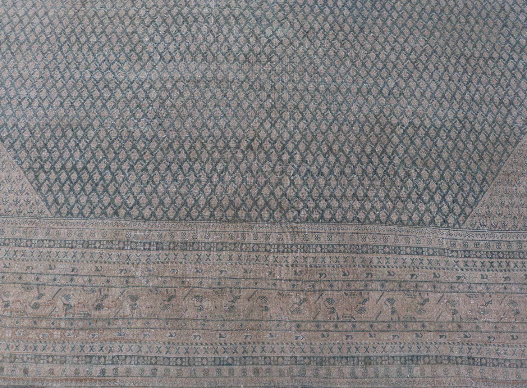 Tapis persan ancien de Tabriz au design minimaliste avec des tons bleus et crème sourds en vente 7