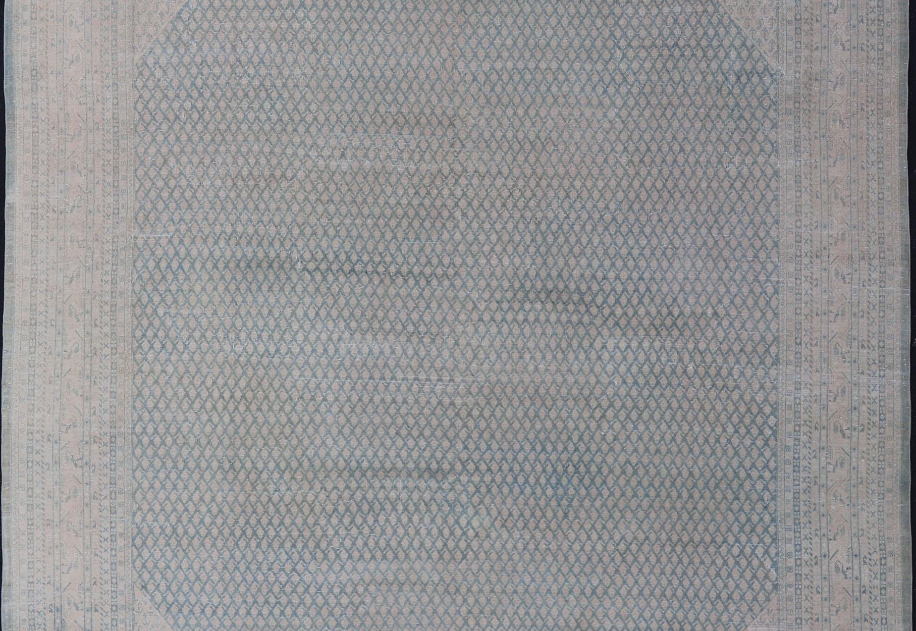 Tapis persan ancien de Tabriz au design minimaliste avec des tons bleus et crème sourds en vente 9