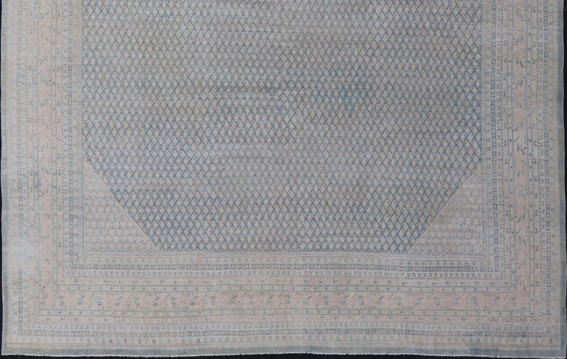 Tapis persan ancien de Tabriz au design minimaliste avec des tons bleus et crème sourds en vente 10