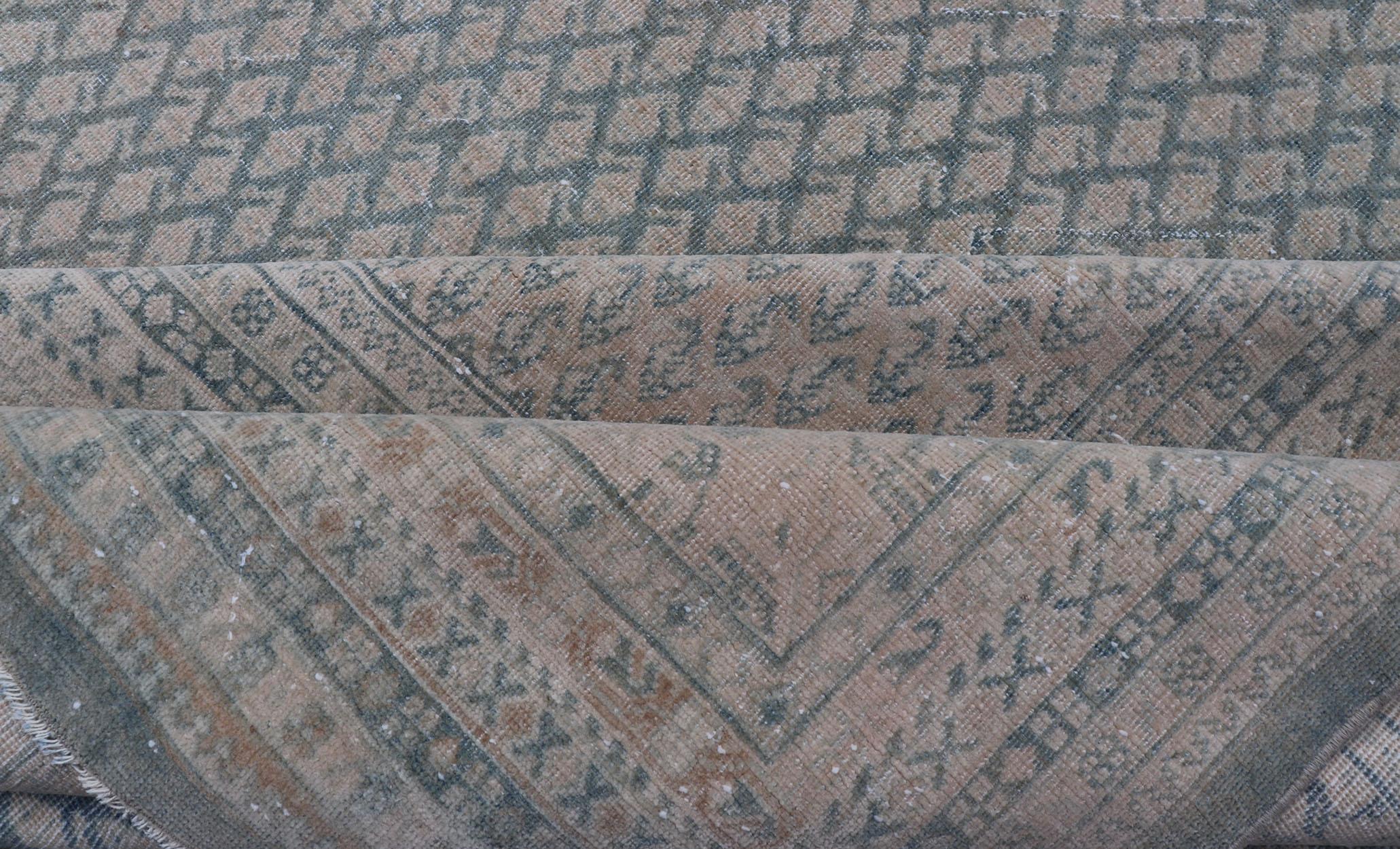 Tapis persan ancien de Tabriz au design minimaliste avec des tons bleus et crème sourds en vente 11