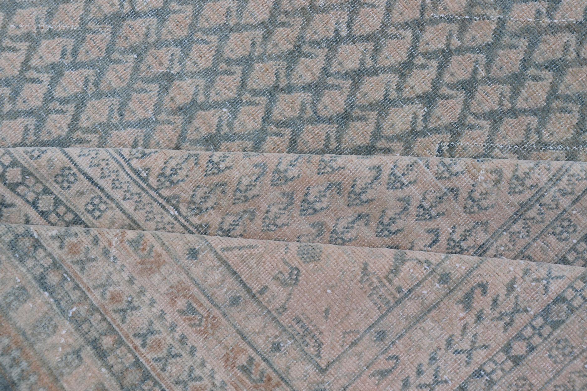 Tapis persan ancien de Tabriz au design minimaliste avec des tons bleus et crème sourds en vente 12