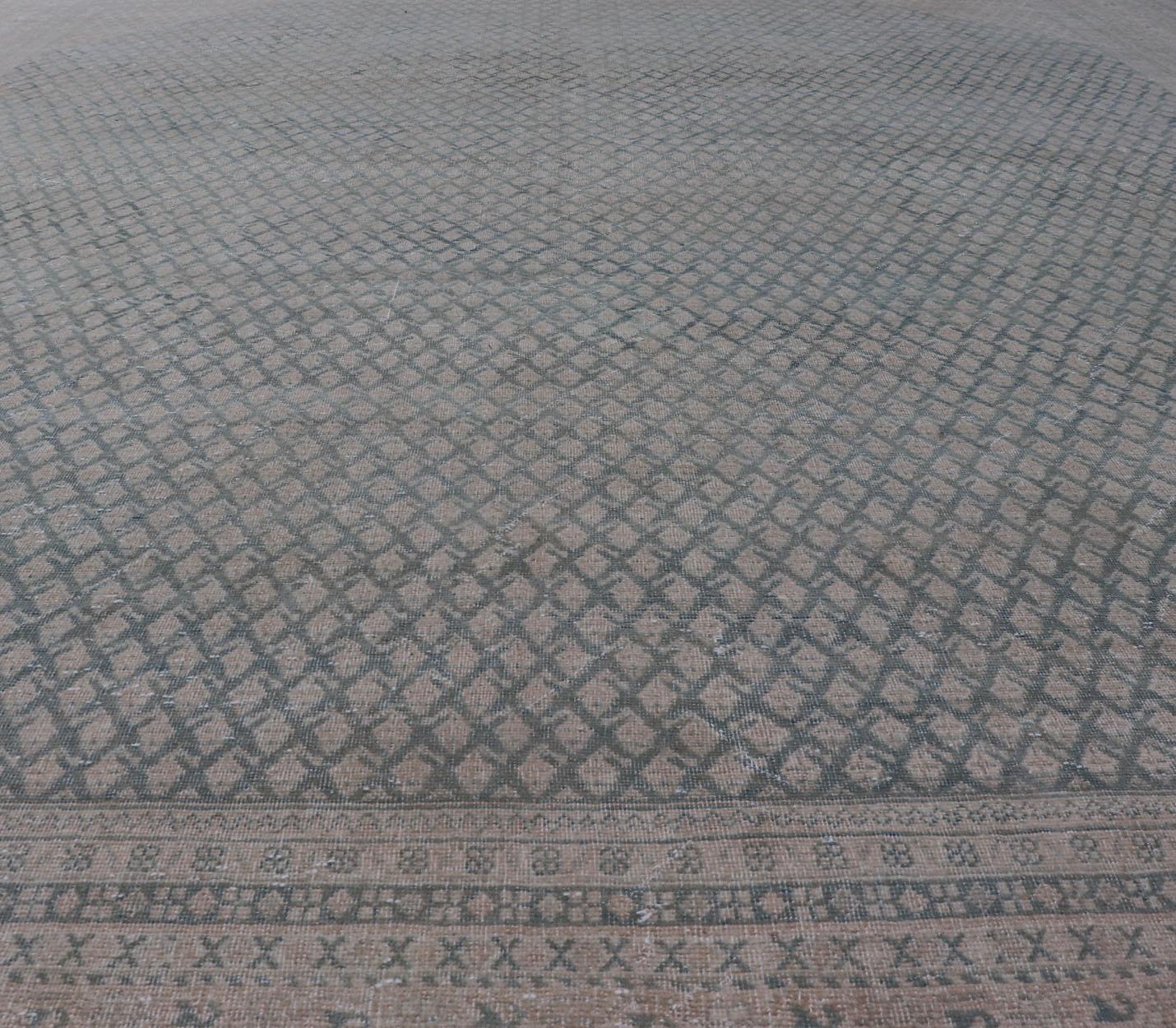 Tapis antique persan Tabriz minimaliste avec champ all-over et bleu clair, Keivan Woven Arts / tapis EMB-9554-P13180, pays d'origine / type : Iran/ Tabriz, vers 1930.

Mesures : 10'8 x 13'6 

Ce tapis de Tabriz présente une zone de bordure