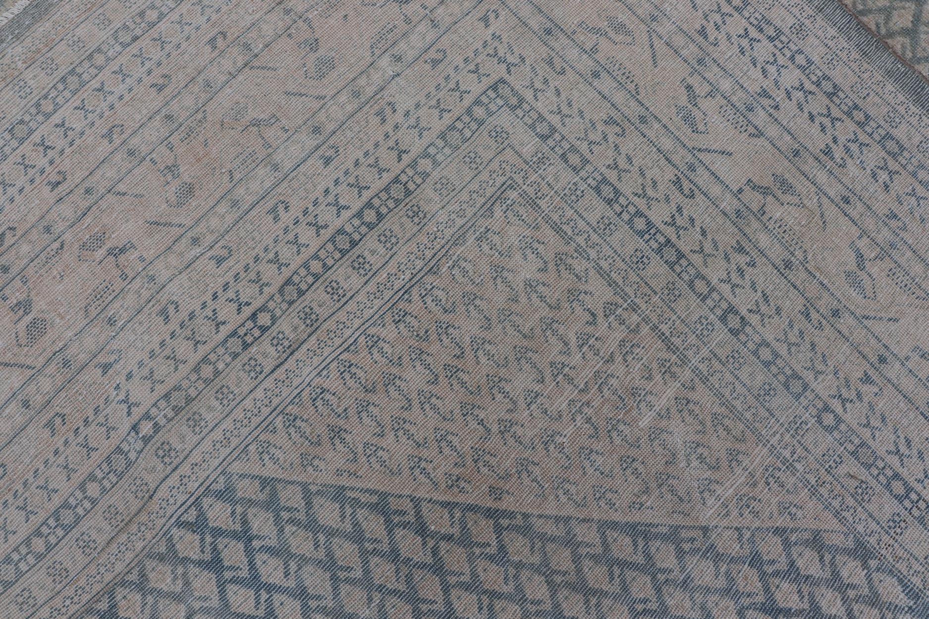 Tapis persan ancien de Tabriz au design minimaliste avec des tons bleus et crème sourds en vente 13